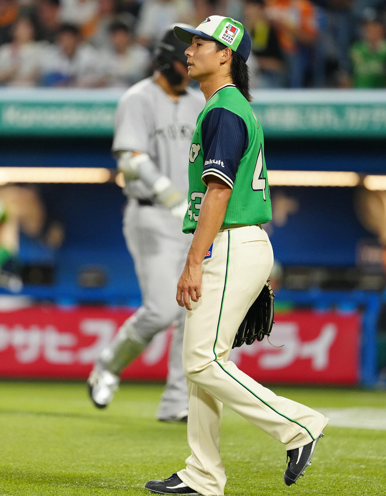 ヤクルト対巨人　4回表巨人1死三塁、ボビー・ダルベックに右犠飛を浴び、浮かない表情の増居翔太（撮影・鈴木みどり）
