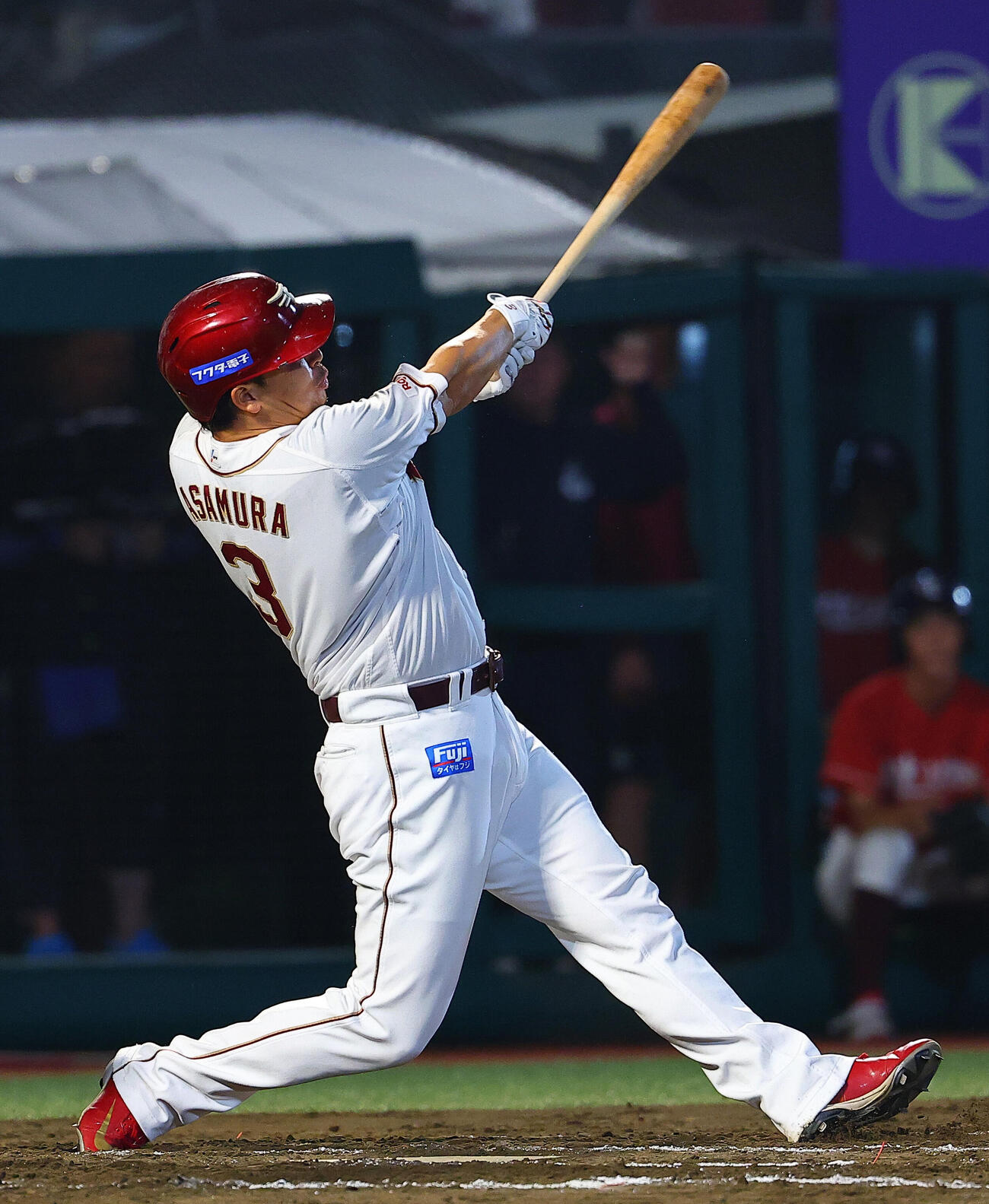 楽天対オリックス　6回裏楽天1死、満塁本塁打を放つ浅村栄斗（撮影・野上伸悟）