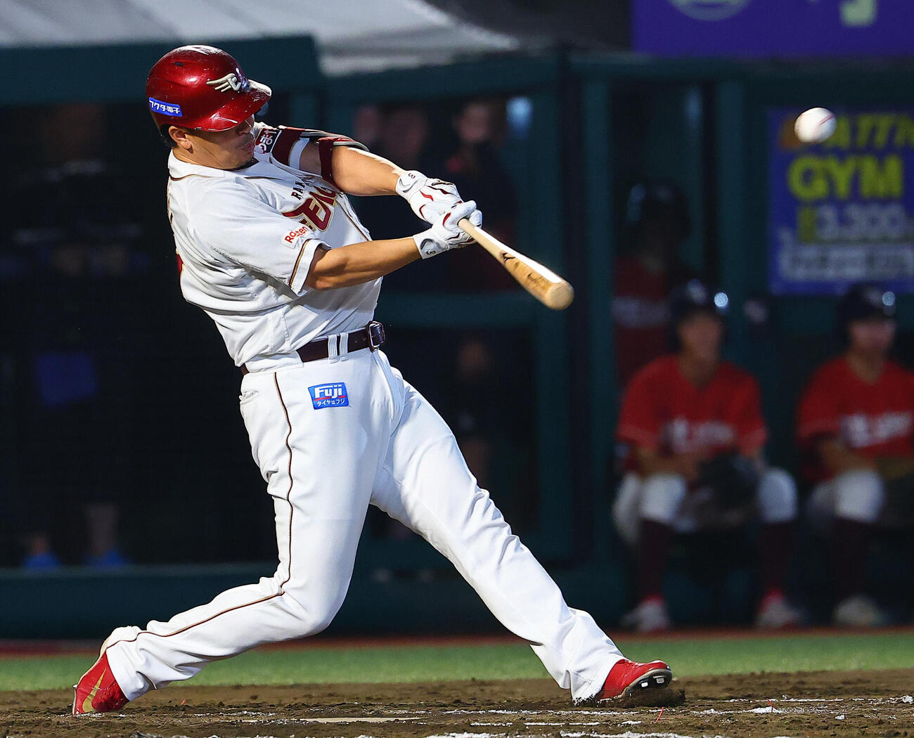 楽天対オリックス　6回裏楽天1死、満塁本塁打を放つ浅村栄斗（撮影・野上伸悟）