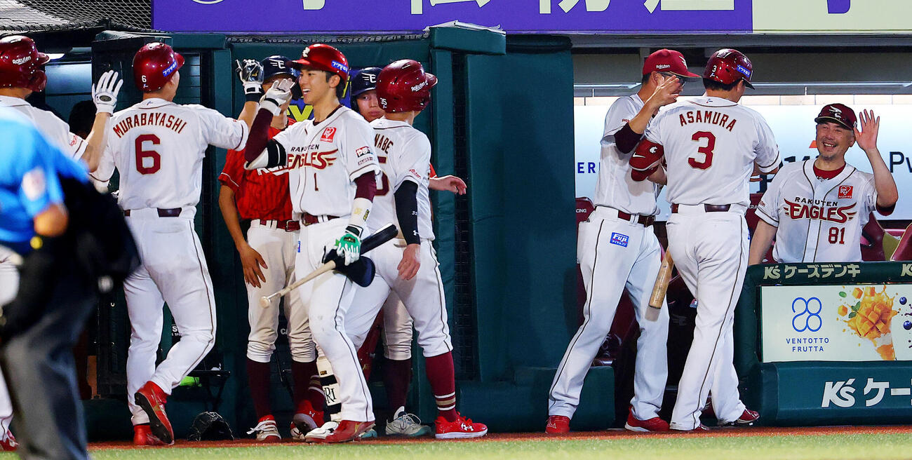 楽天対オリックス　6回裏楽天1死、満塁本塁打を放った浅村栄斗を迎える吉井理人監督（右端）ら（撮影・野上伸悟）