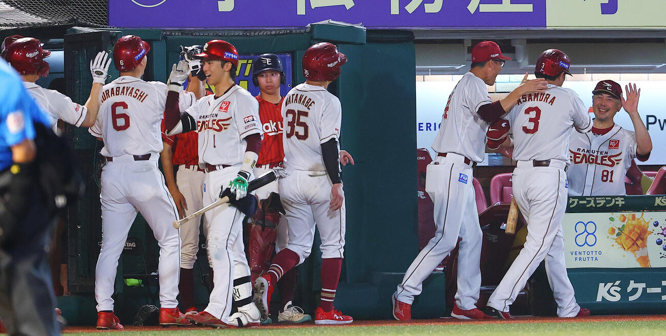 楽天対オリックス　6回裏楽天1死、満塁本塁打を放った浅村栄斗を迎える吉井理人監督（右端）ら（撮影・野上伸悟）