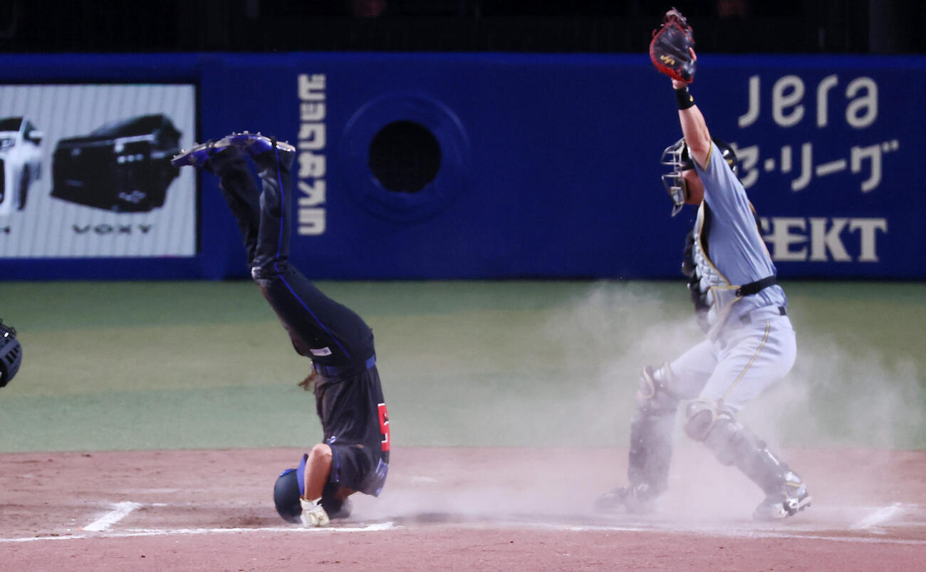 中日対阪神　7回裏中日2死一、二塁、二走土田龍空は細川成也の内野安打で本塁を狙ったが大山悠輔からの送球でタッチアウトになる。捕手伏見寅威（撮影・加藤哉）