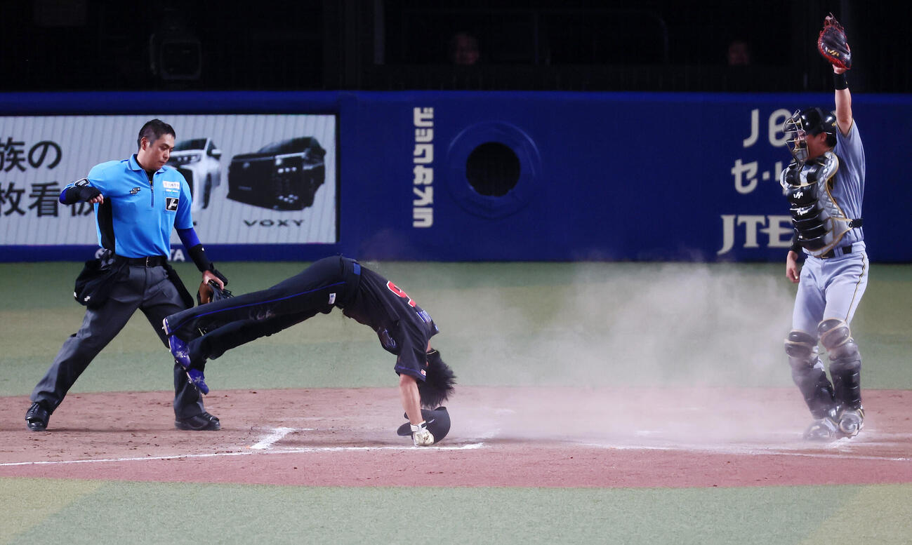 中日対阪神　7回裏中日2死一、二塁、二走土田龍空は細川成也の内野安打で本塁を狙ったが大山悠輔からの送球でタッチアウトになる。捕手伏見寅威（撮影・加藤哉）