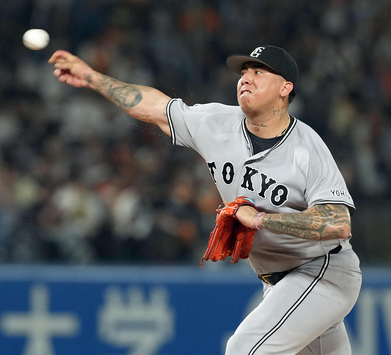 ヤクルト対巨人　力投する巨人の先発ブライアン・マタ（撮影・たえ見朱実）