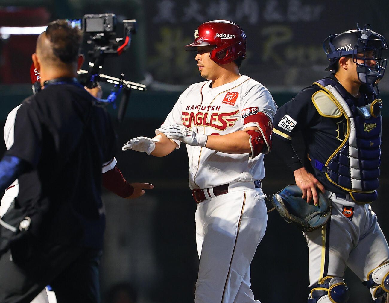 楽天対オリックス　6回裏楽天1死、満塁本塁打を放ちコーチに迎えられる浅村栄斗（撮影・野上伸悟）