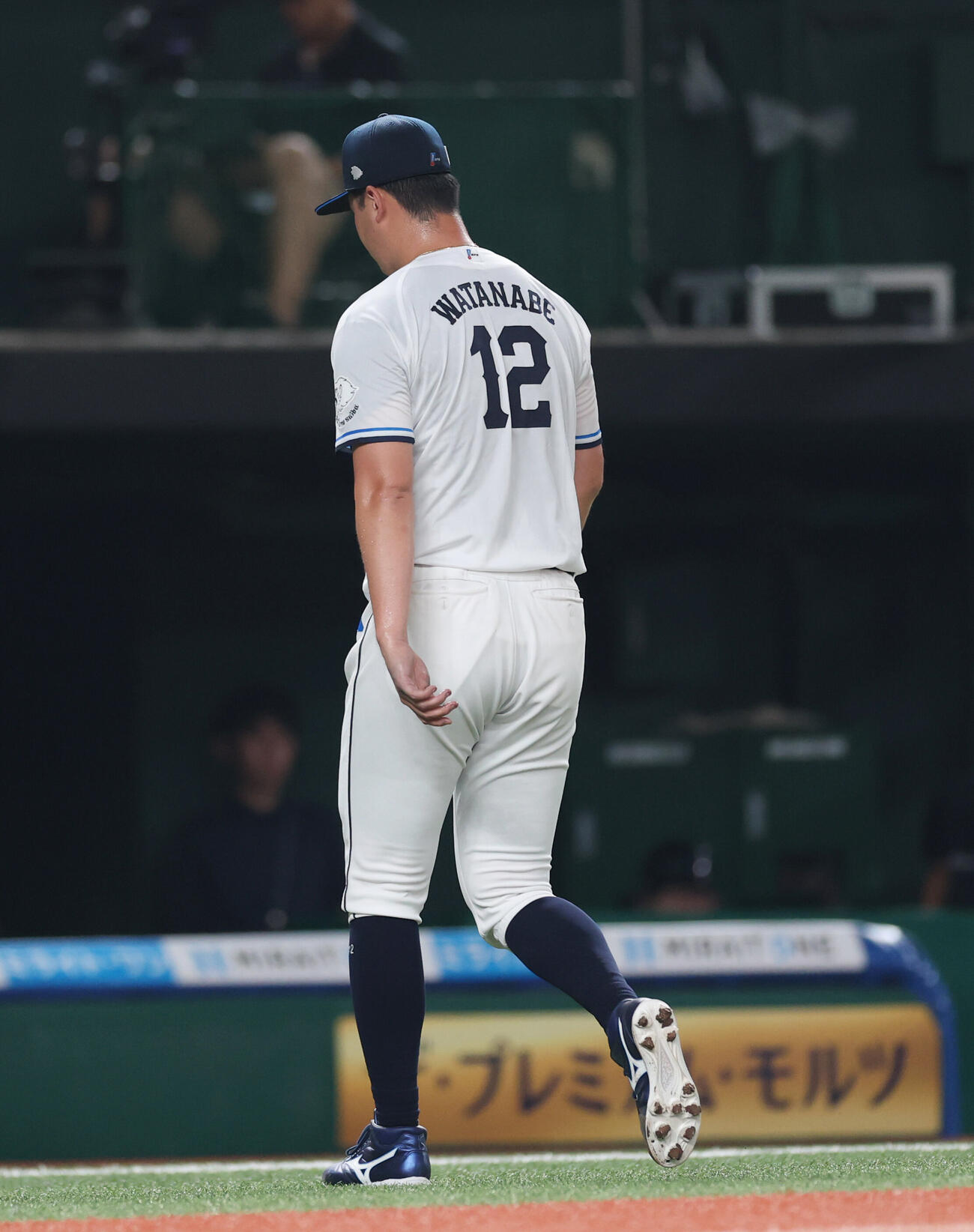 西武対ロッテ　8回表ロッテ無死満塁、交代を告げられがっくりとベンチに戻る渡辺勇太朗（撮影・増田悦実）