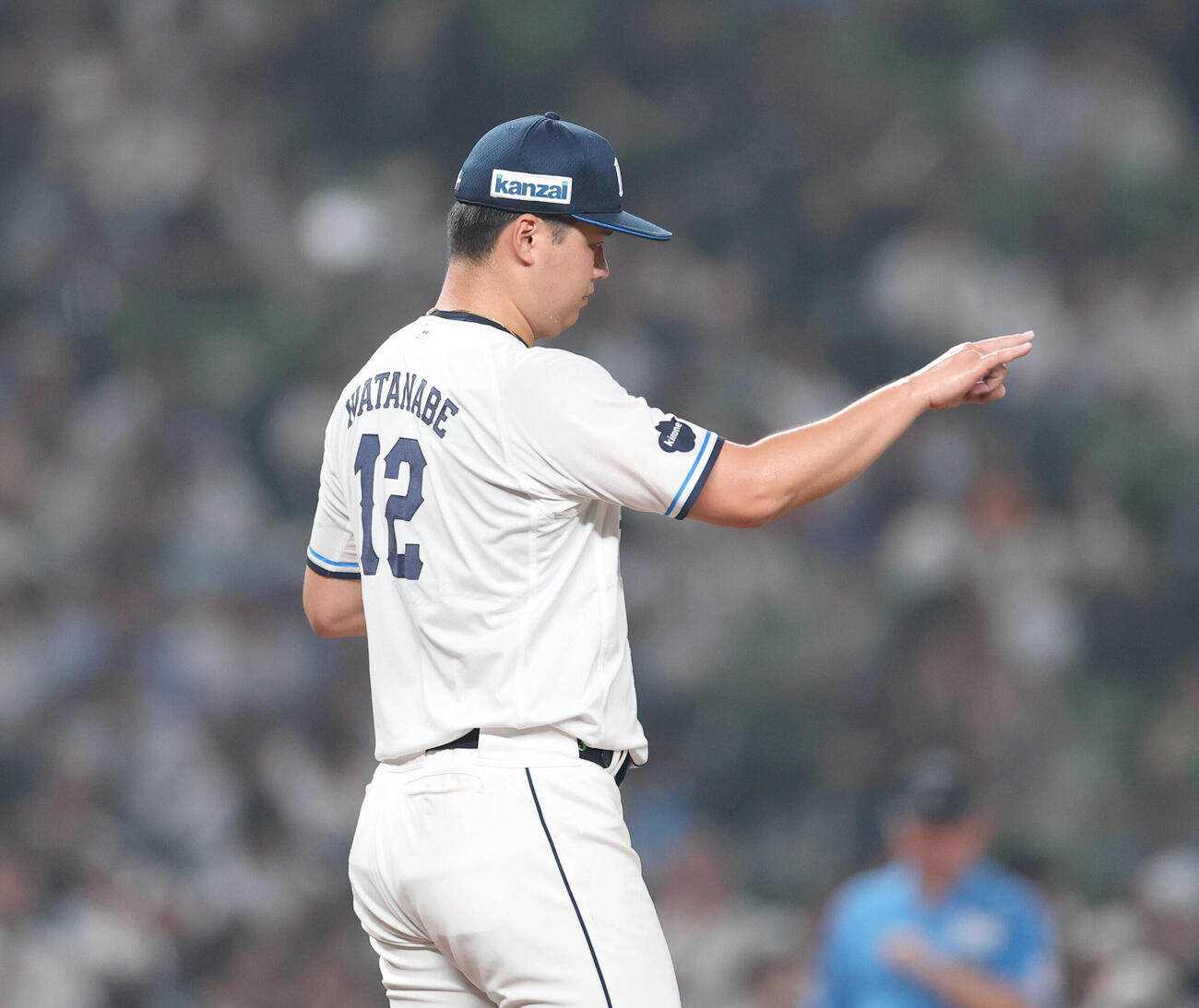 西武対ロッテ　5回表ロッテ2死、安田尚憲の打球を併殺に仕留めた石井一成に合図を送る渡辺勇太朗（撮影・増田悦実）