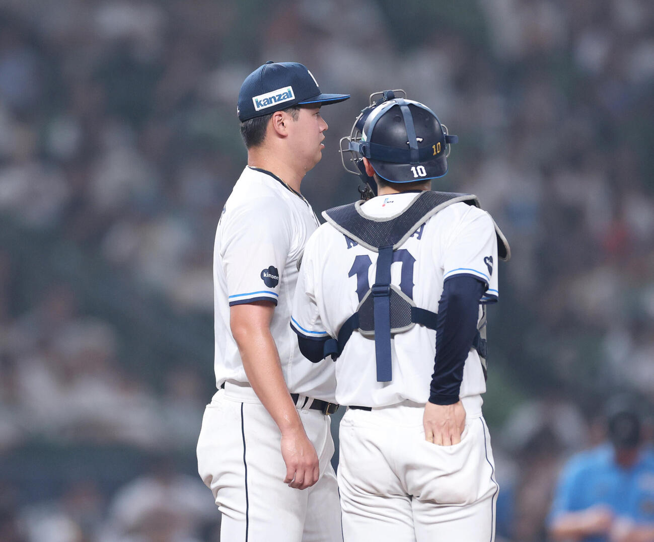 西武対ロッテ　5回表ロッテ2死二塁、走者を抱え話をする小島大河（右）と渡辺勇太朗（撮影・増田悦実）