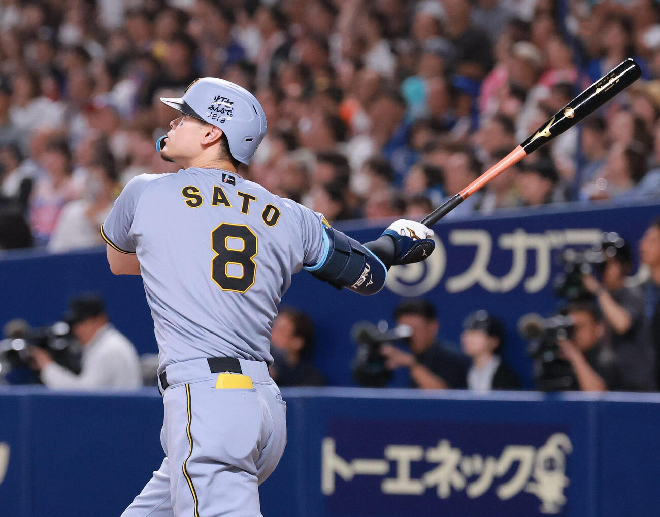 中日対阪神　7回表阪神無死一塁、佐藤輝明は2点本塁打を放つ（撮影・上山淳一）