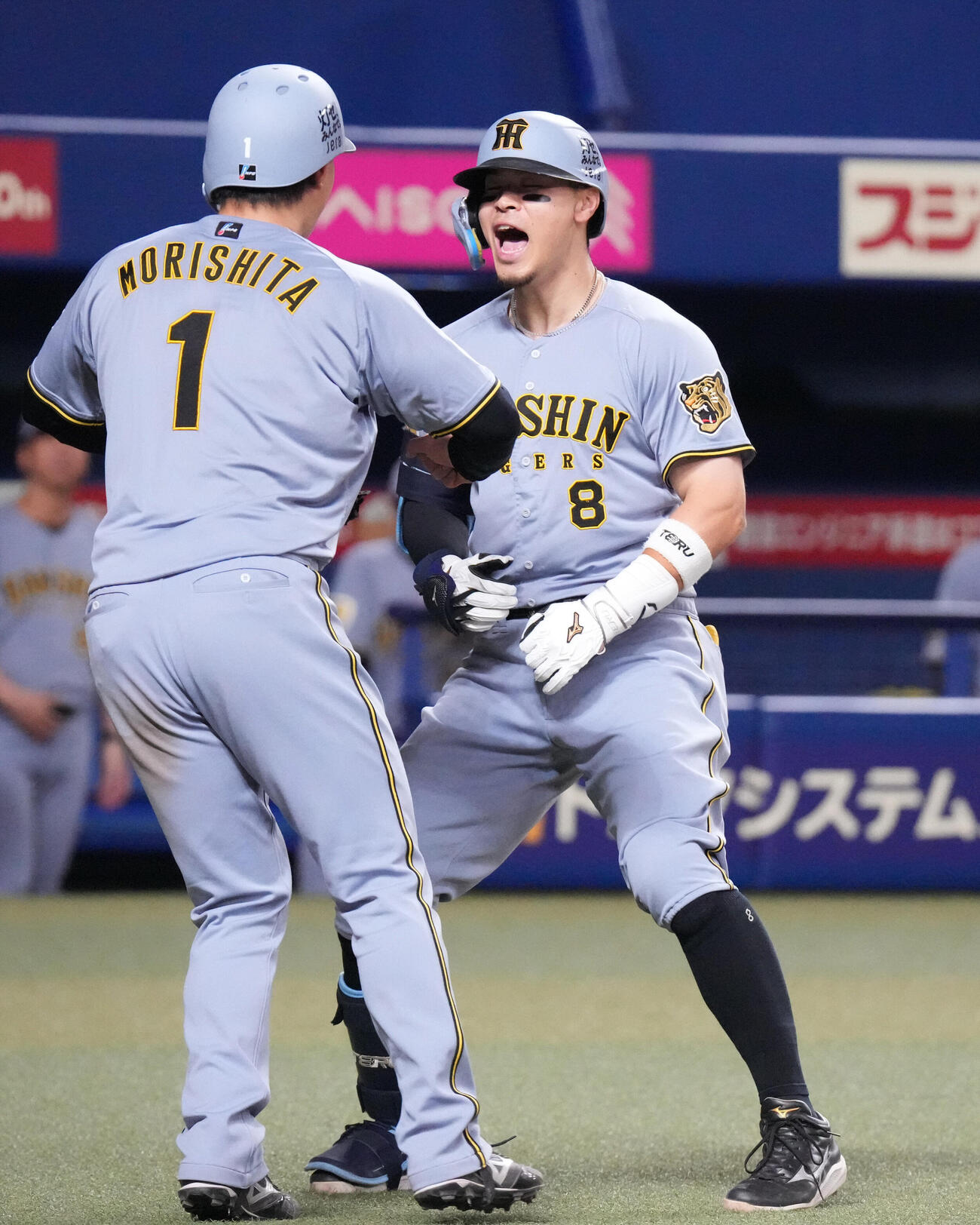 中日対阪神　7回表阪神無死一塁、佐藤輝明（右）は2点本塁打を放ち生還する（撮影・森本幸一）