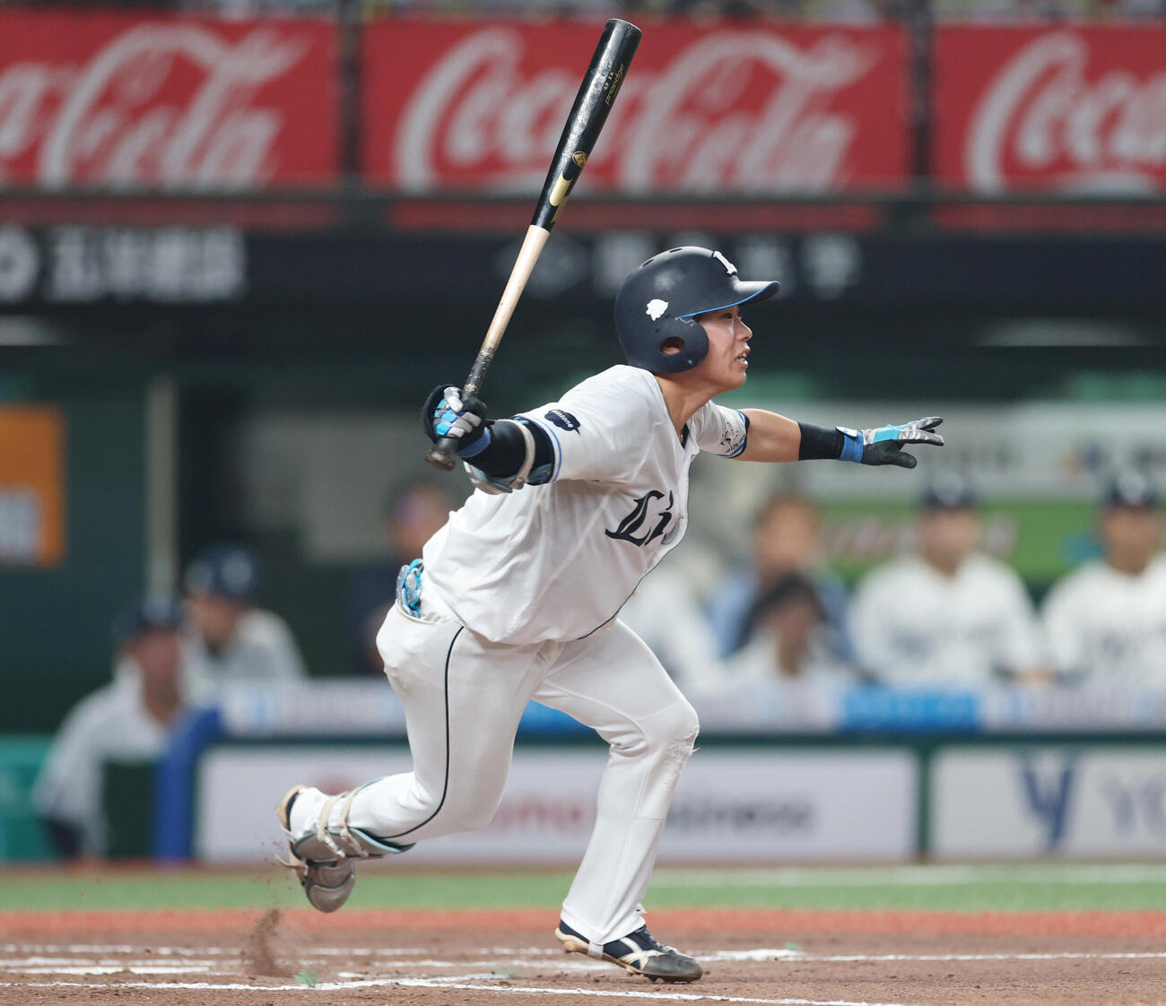 西武対ロッテ　7回裏西武無死一、二塁、内野安打を放つ滝沢夏央（撮影・増田悦実）