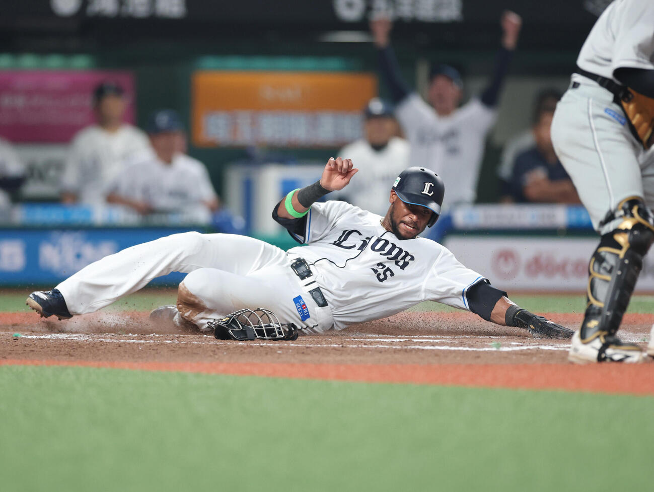 西武対ロッテ　7回裏西武無死満塁、小島大河の犠飛で生還したアレクサンダー・カナリオ（撮影・増田悦実）