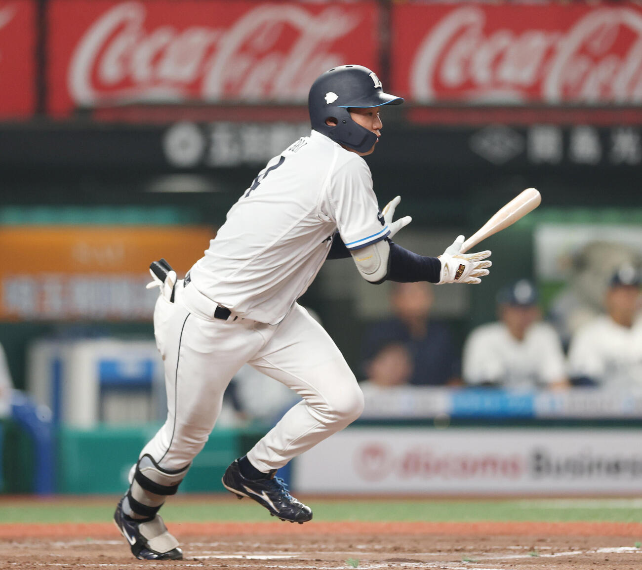 西武対ロッテ　5回裏西武1死、内野安打を放つ石井一成（撮影・増田悦実）
