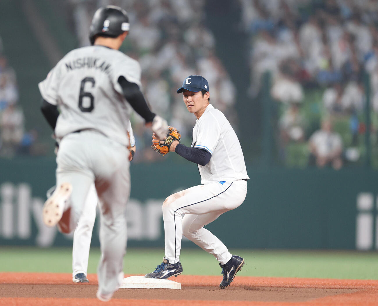 西武対ロッテ　6回表ロッテ無死一塁、安田尚憲の打球を併殺に仕留める石井一成（撮影・増田悦実）