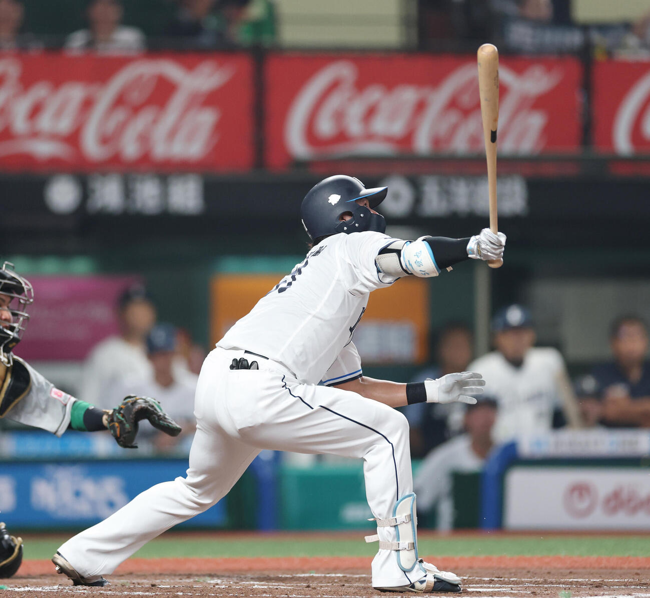 西武対ロッテ　7回裏西武無死一塁、安打を放つ西川愛也（撮影・増田悦実）