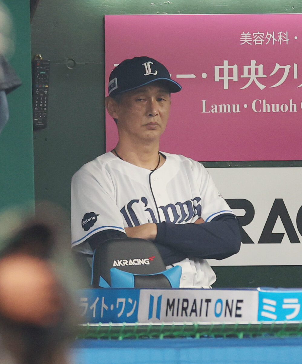 西武対ロッテ　戦況を見守る西武西口文也監督（撮影・増田悦実）