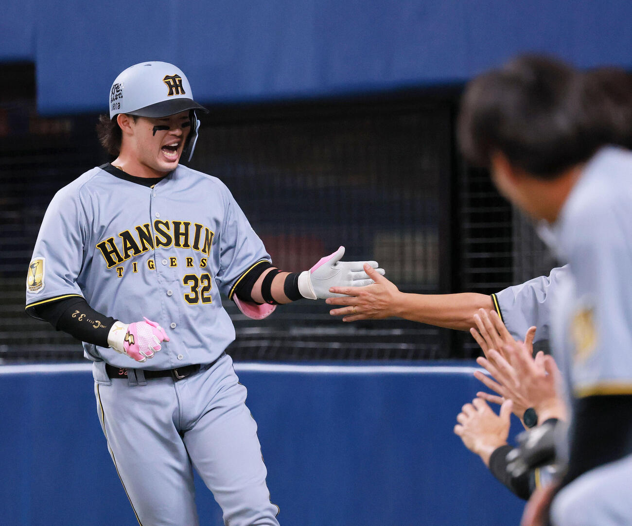 中日対阪神　8回表阪神無死、代打浜田太貴（左）は左越え本塁打を放ち祝福を受ける（撮影・上山淳一）