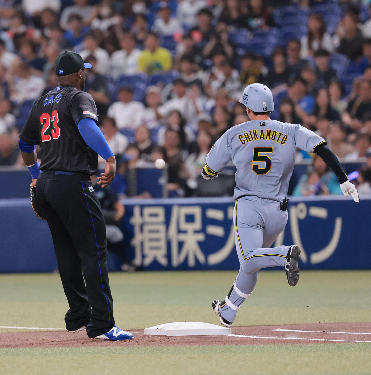 中日対阪神　1回表阪神無死、柳裕也は近本光司の打球を一塁へ悪送球する（撮影・上山淳一）