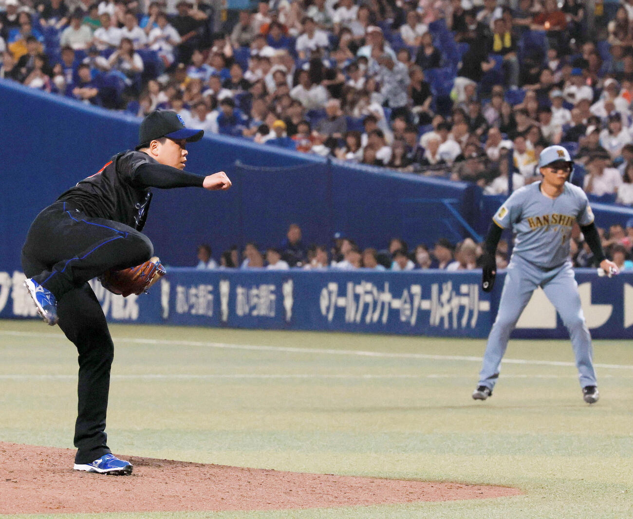 中日対阪神　4回表阪神1死一塁、力投する柳裕也。右は一走森下翔太（撮影・上山淳一）