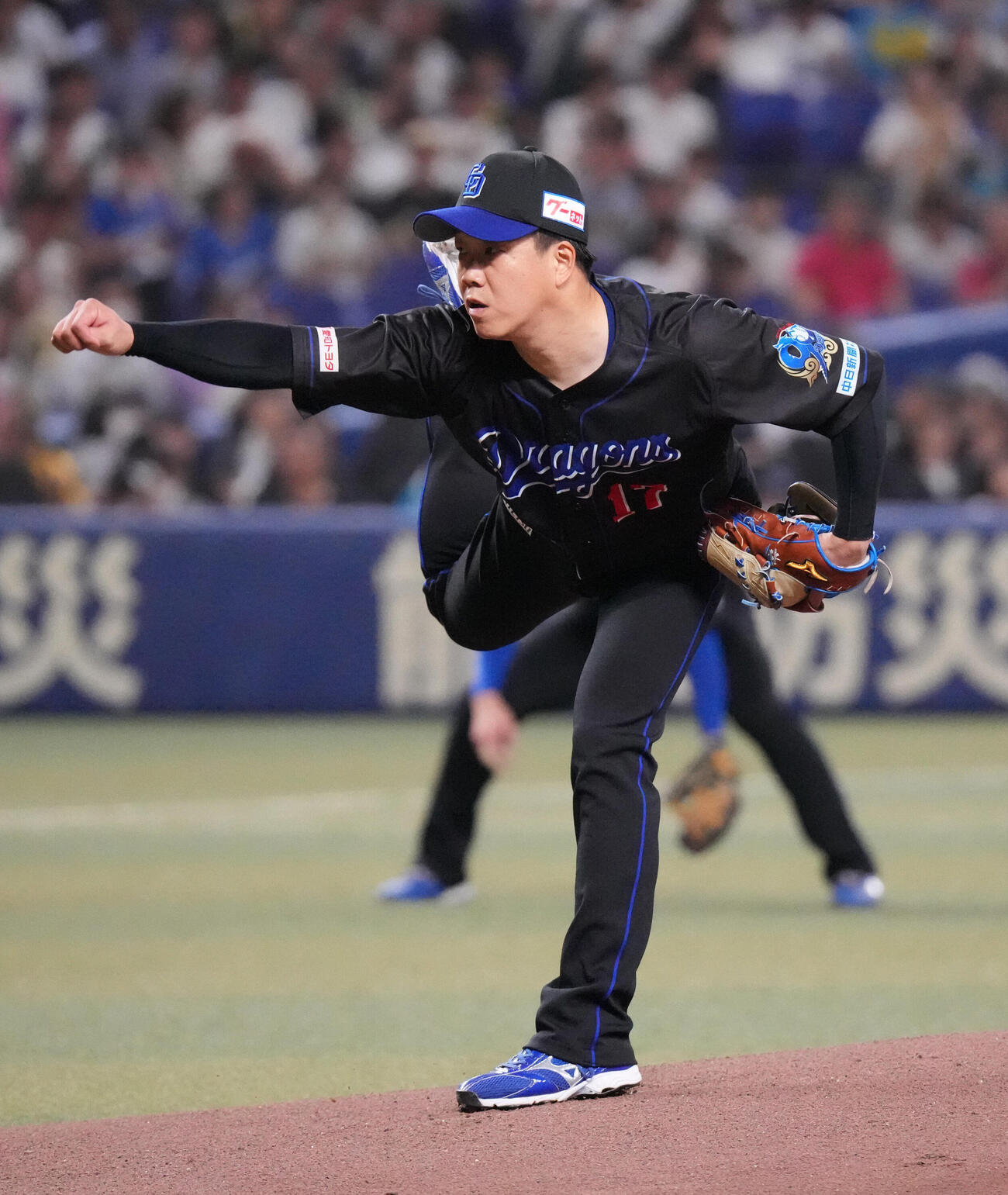 中日対阪神　1回表、登板する中日先発の柳裕也（撮影・森本幸一）