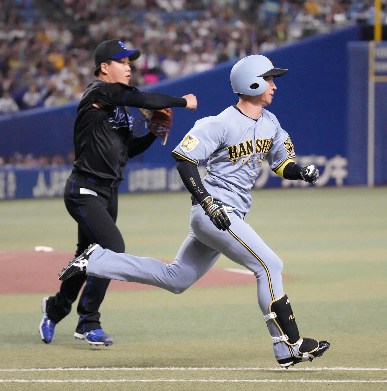 中日対阪神　1回表阪神無死、近本光司（右）は投ゴロに倒れるも柳裕也の悪送球で出塁する（撮影・森本幸一）