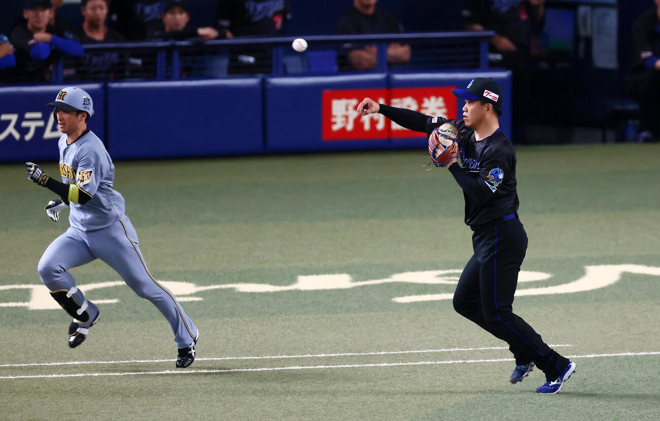 中日対阪神　1回表阪神無死、柳裕也は近本光司の打球を一塁へ悪送球する（撮影・加藤哉）