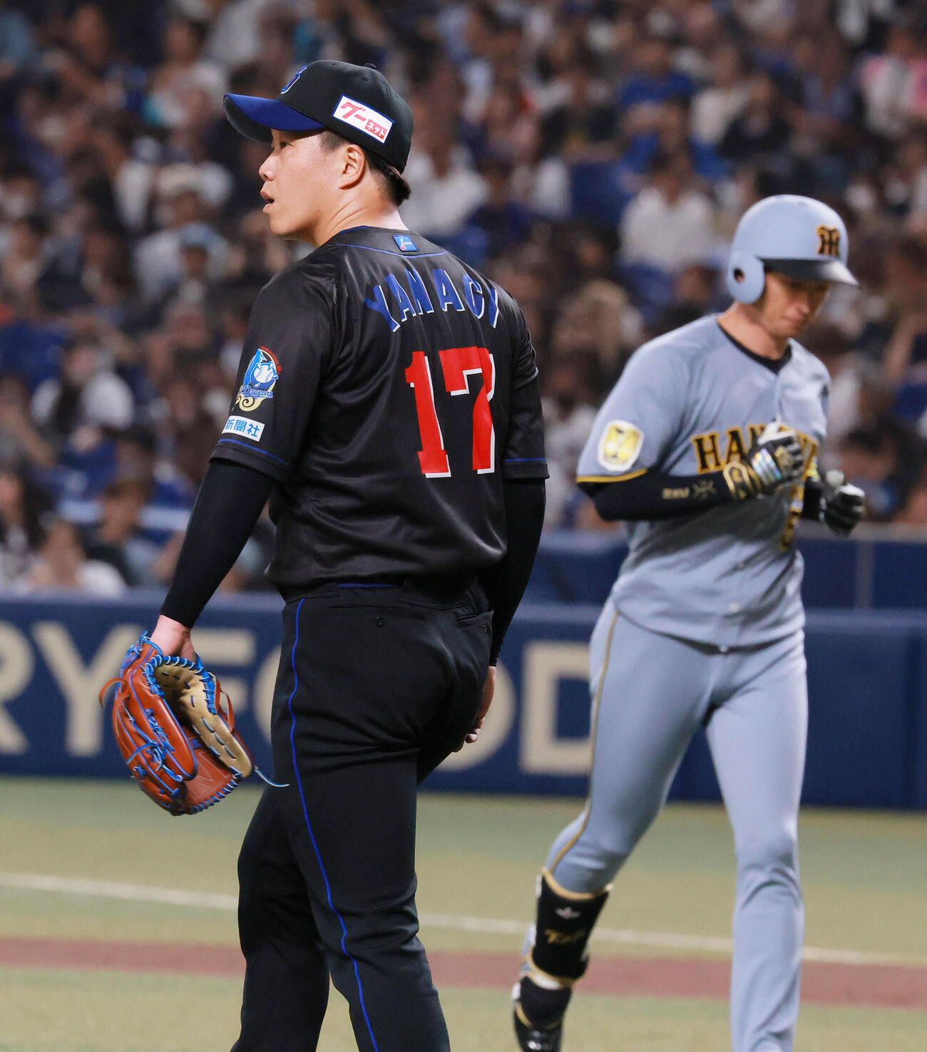 中日対阪神　6回表阪神1死、柳裕也（手前）は近本光司を中飛に仕留める（撮影・上山淳一）