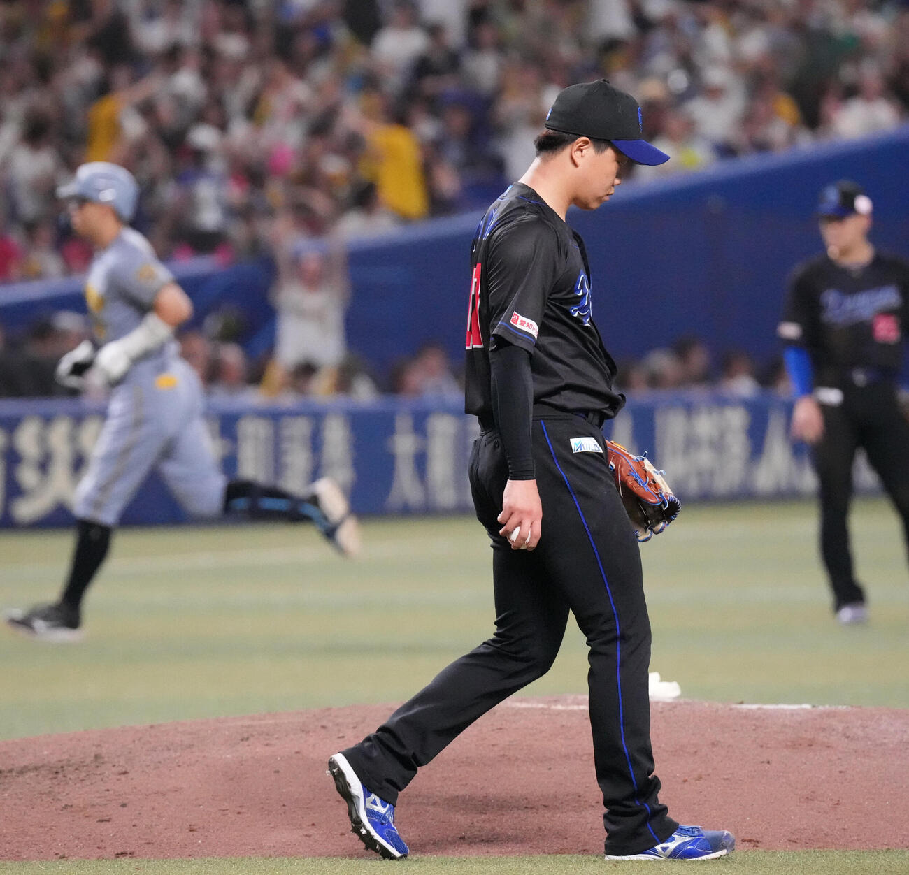 中日対阪神　7回表阪神無死一塁、中日先発の柳裕也（手前）は佐藤輝明に2点本塁打を打たれる（撮影・森本幸一）