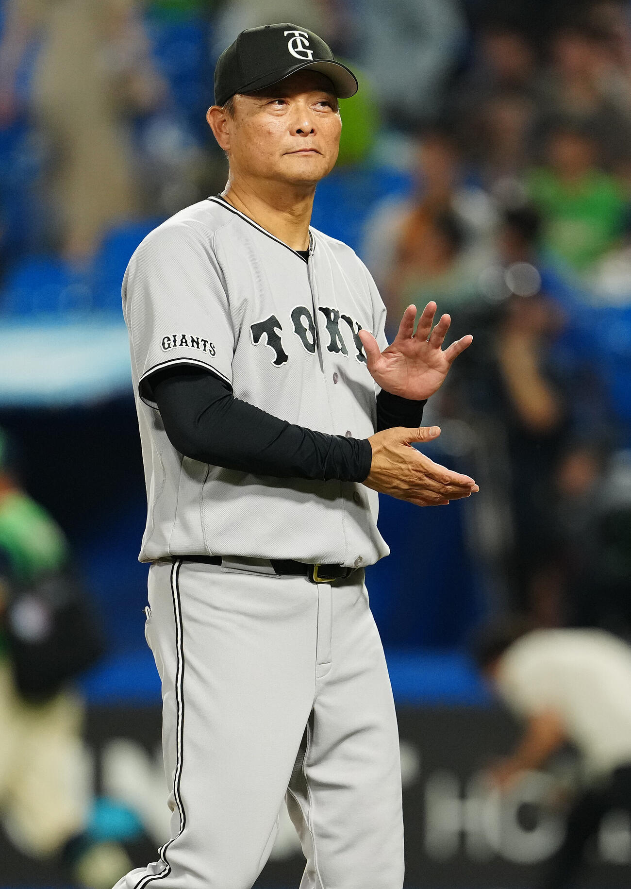ヤクルト対巨人　ヤクルトに勝利し、手をたたく巨人橋上秀樹監督代行（撮影・鈴木みどり）