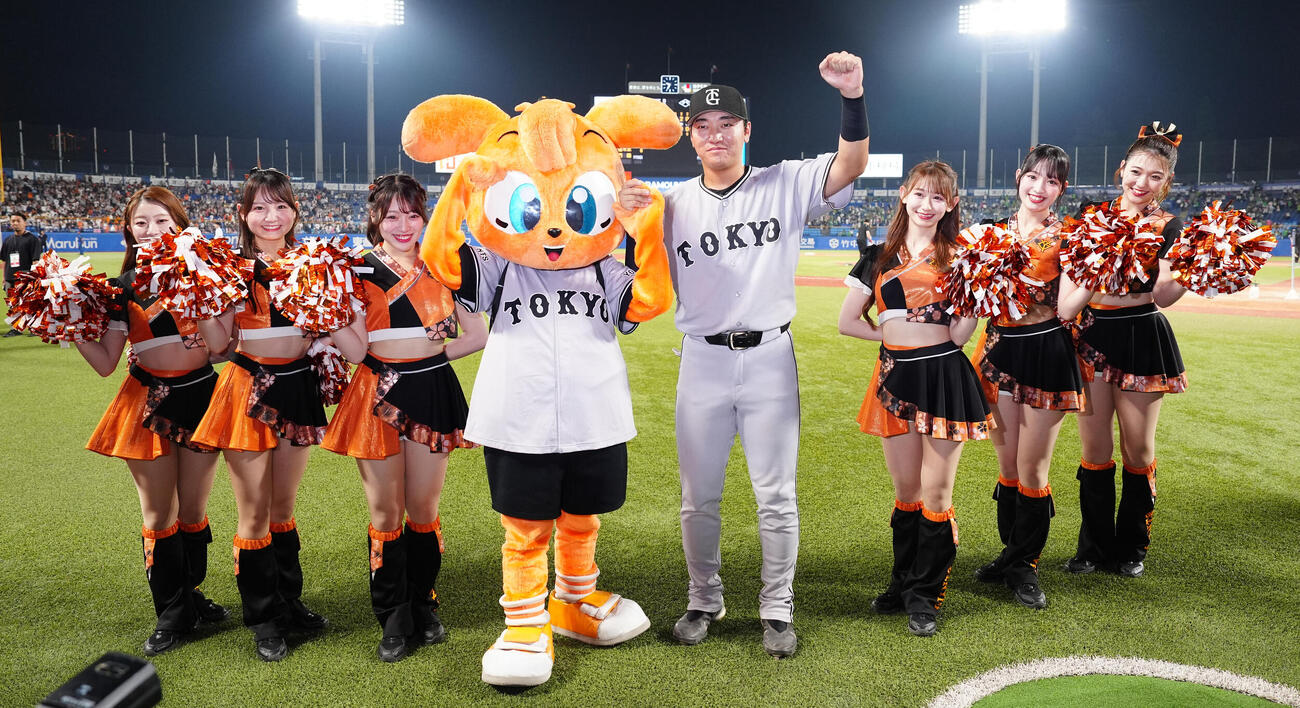 ヤクルト対巨人　ヒーローインタビューを終え、笑顔で記念撮影に納まる巨人笹原操希（中央）（撮影・鈴木みどり）