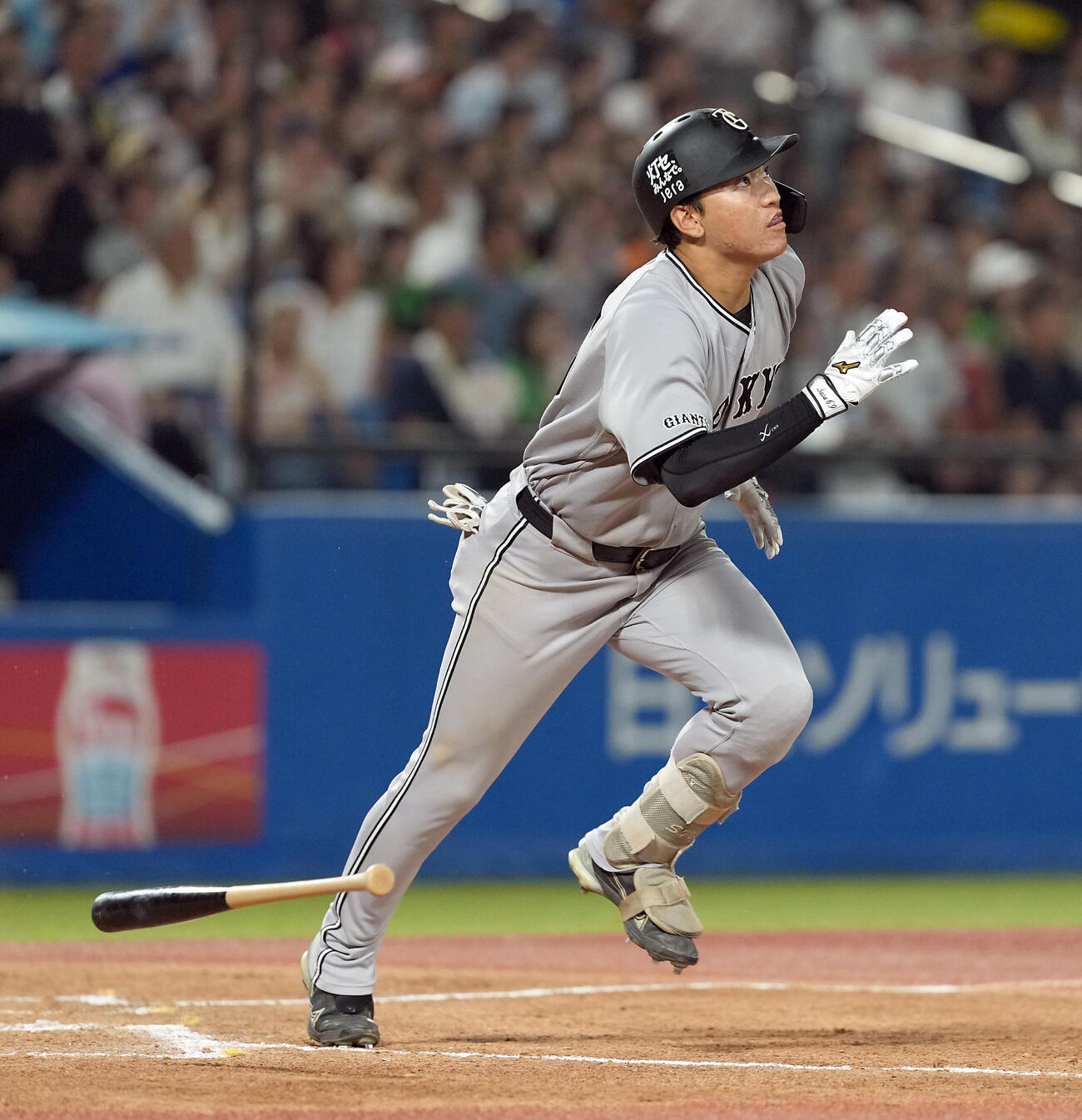 ヤクルト対巨人　7回表巨人2死一塁、右越えに2点本塁打を放つ笹原操希（撮影・たえ見朱実）