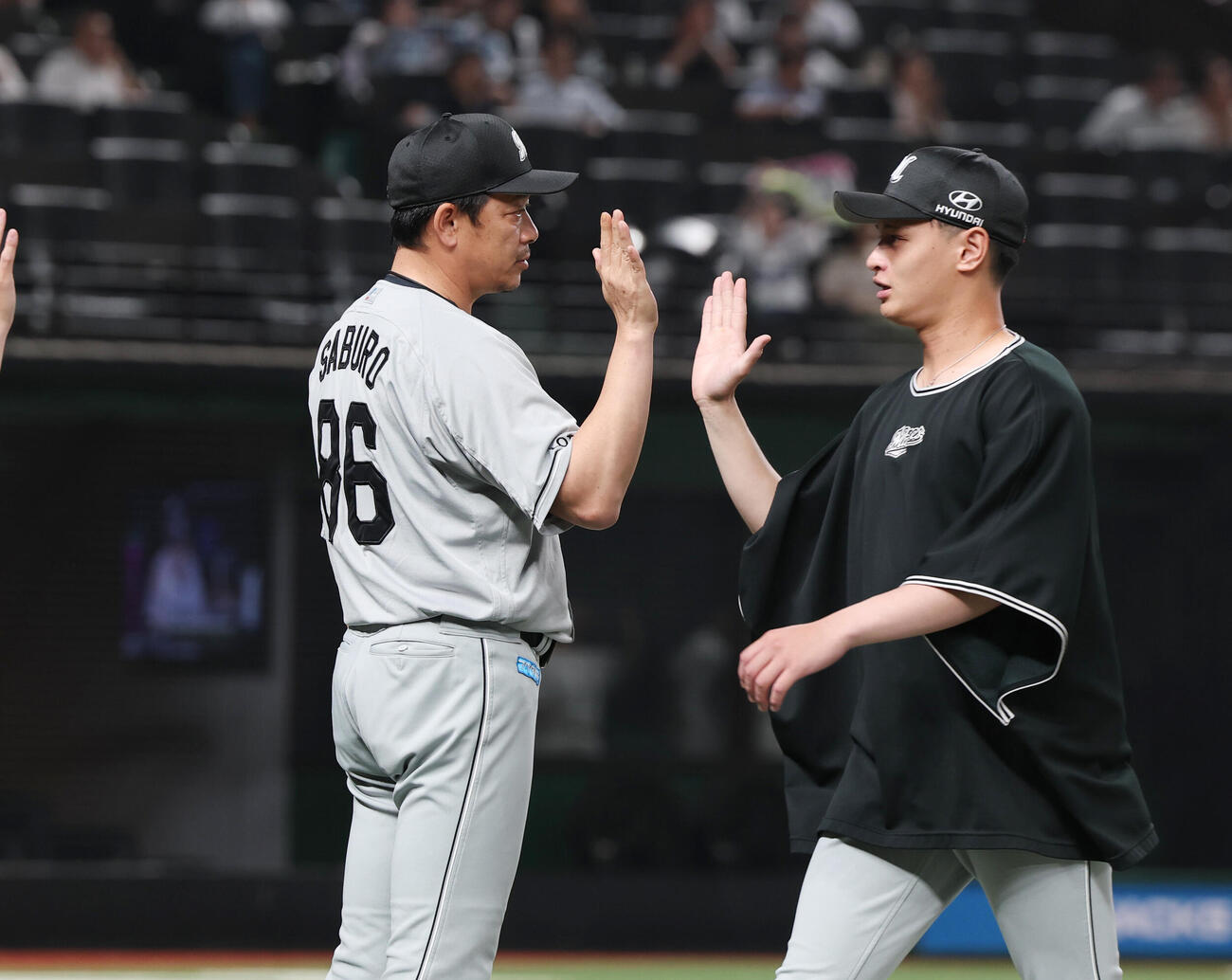 西武対ロッテ　勝利しナインとタッチを交わすロッテサブロー監督（撮影・増田悦実）