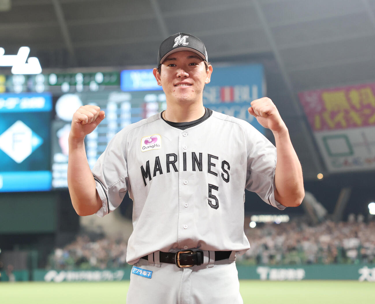 西武対ロッテ　勝ち越しの適時二塁打を放ったロッテ安田尚憲は笑顔でガッツポーズをする（撮影・増田悦実）