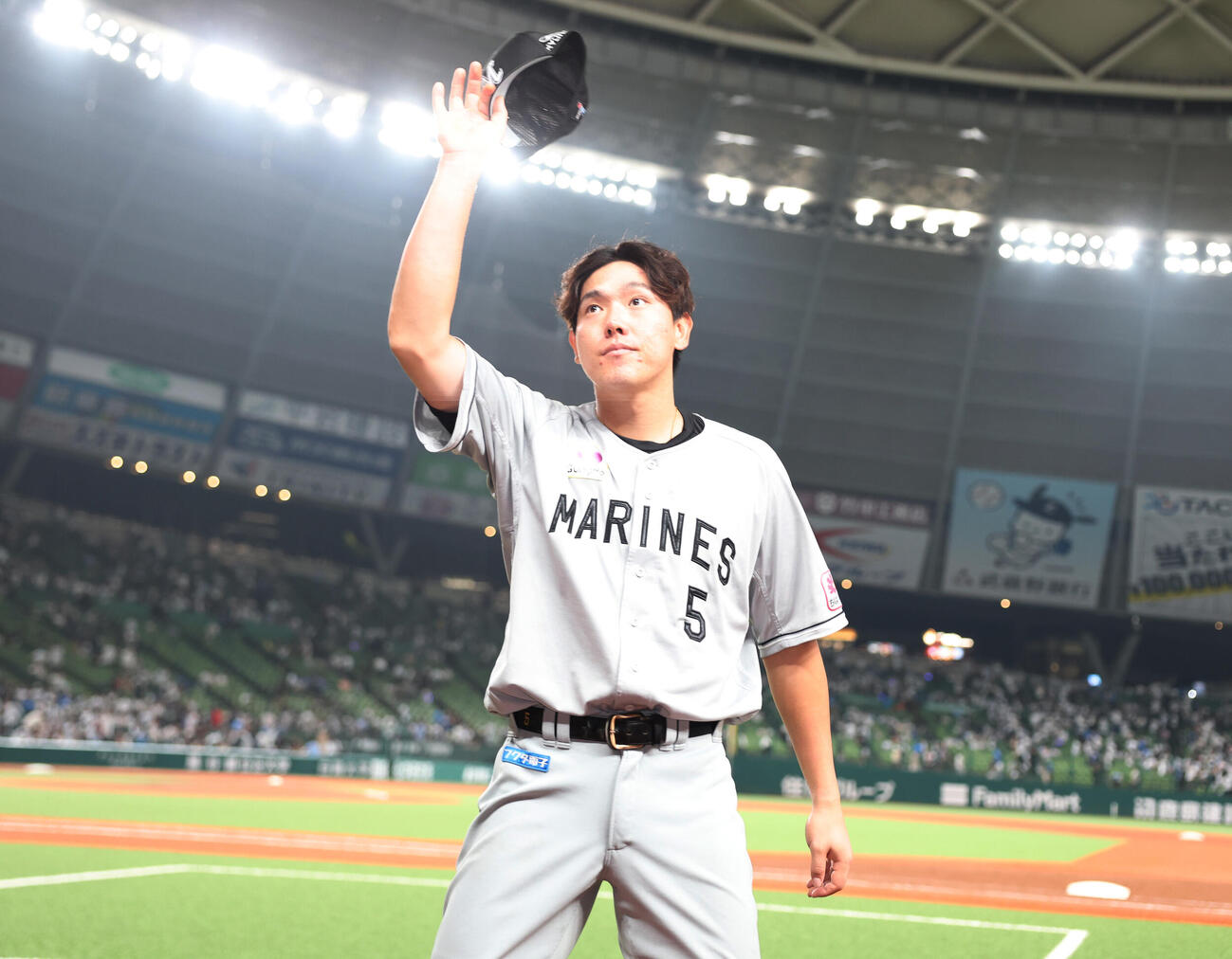 西武対ロッテ　勝ち越しの適時二塁打を放ったロッテ安田尚憲は笑顔で手を振り引き揚げる（撮影・増田悦実）