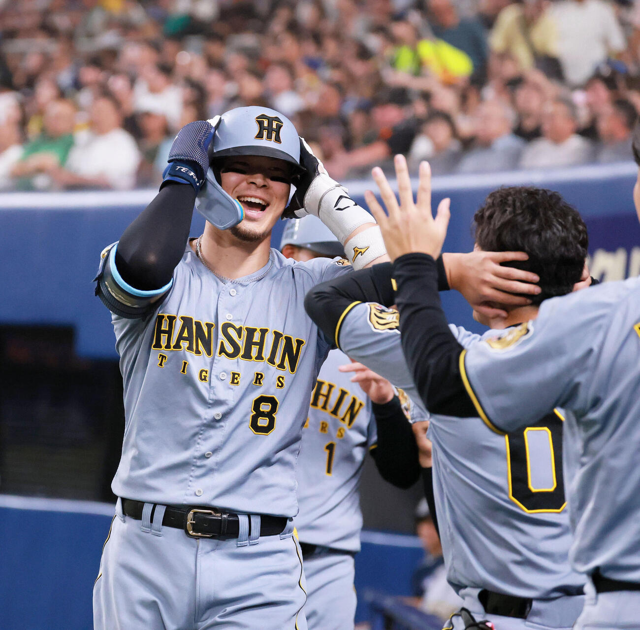 中日対阪神　7回表阪神無死一塁、佐藤輝明は2点本塁打を放ち笑顔でポーズする（撮影・上山淳一）