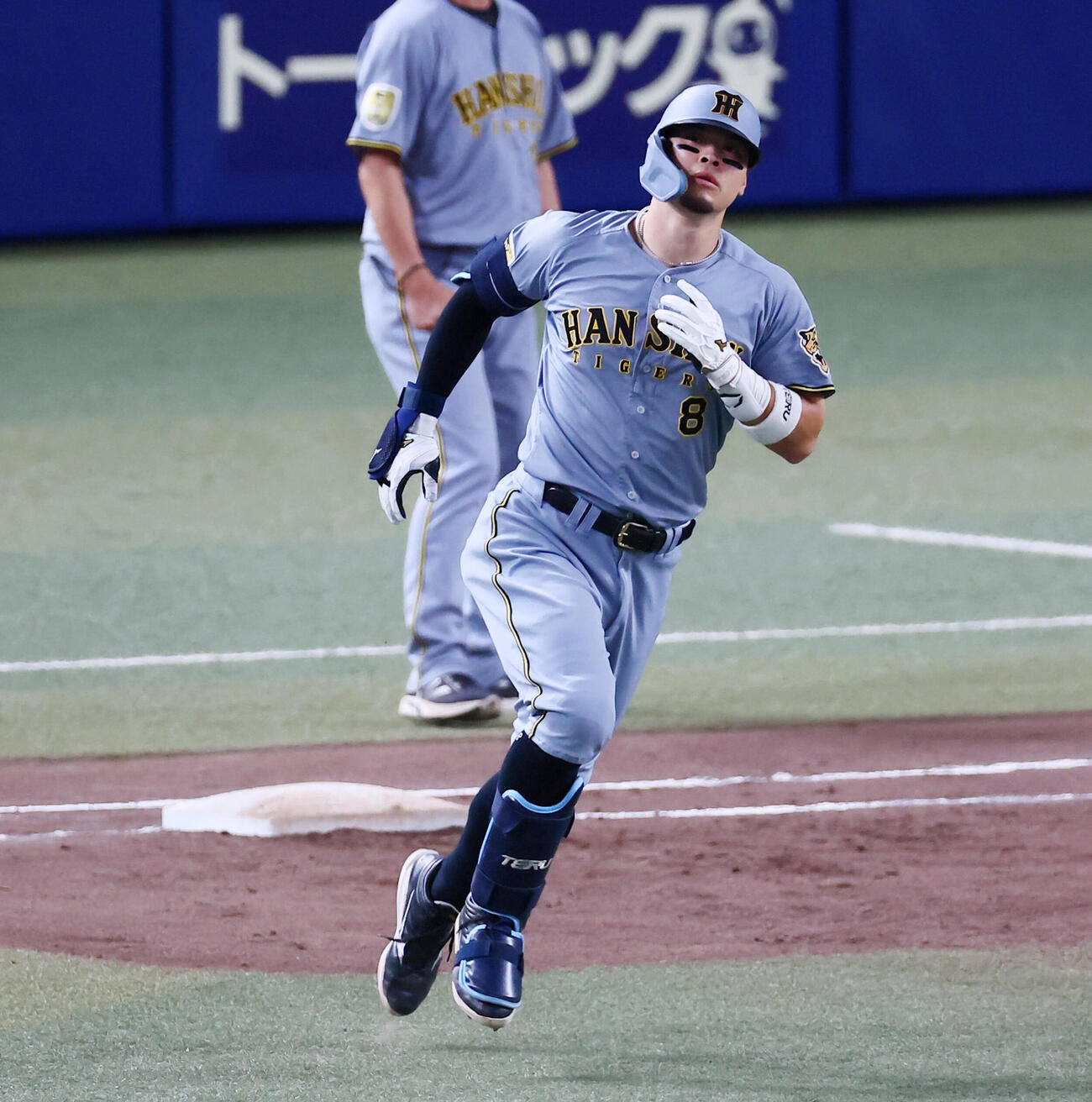 中日対阪神　7回表阪神無死一塁、佐藤輝明は右中間越えに逆転の2点本塁打を放ちダイヤモンドを駆ける（撮影・加藤哉）
