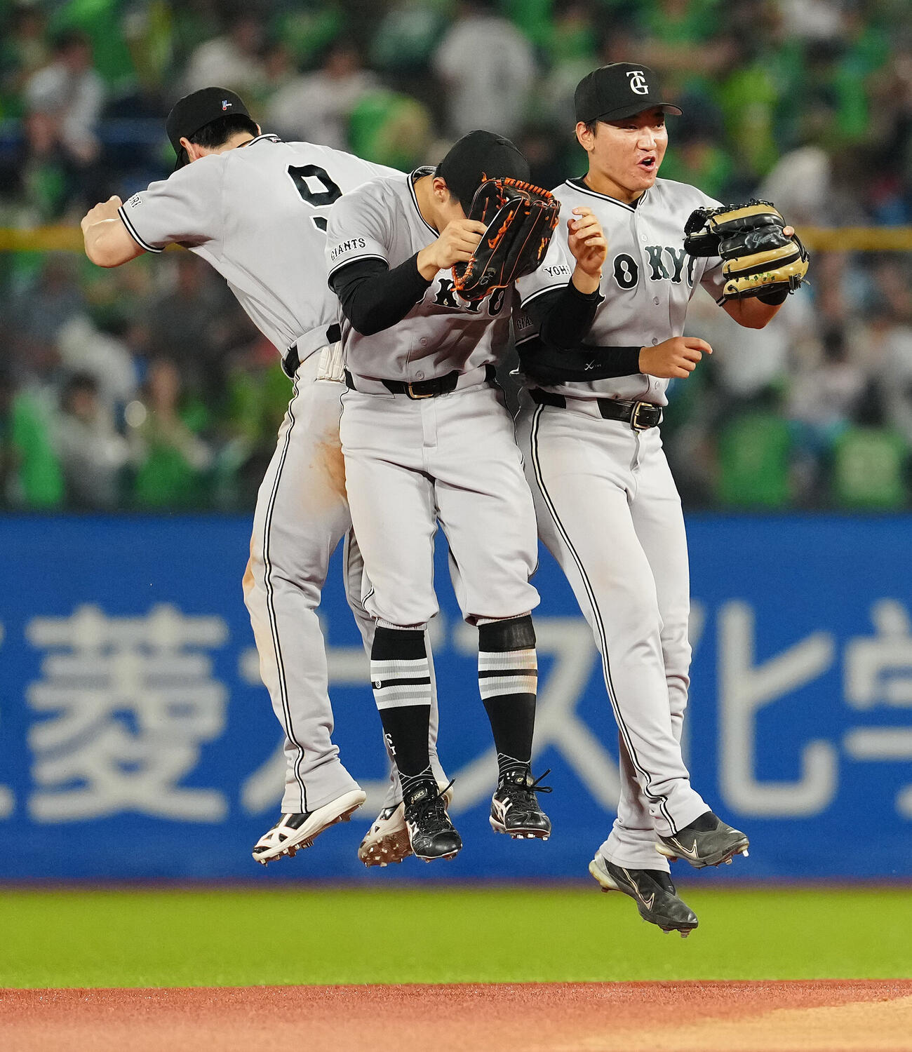 ヤクルト対巨人　ヤクルトに勝利し、ジャンプする笹原操希（右）ら巨人ナイン（撮影・鈴木みどり）