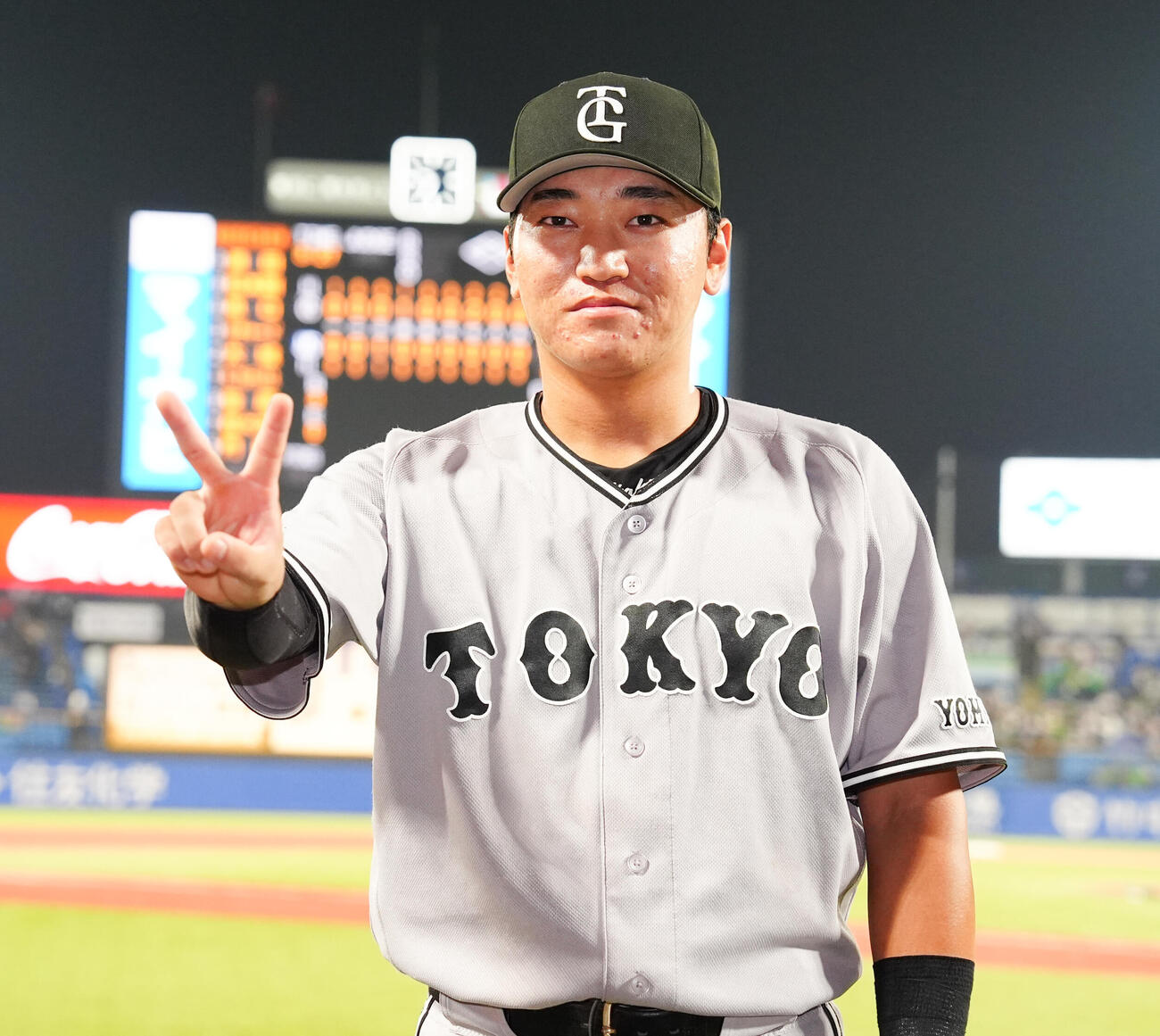 ヤクルト対巨人　ヒーローインタビューを終え、記念撮影に納まる巨人笹原操希（撮影・鈴木みどり）