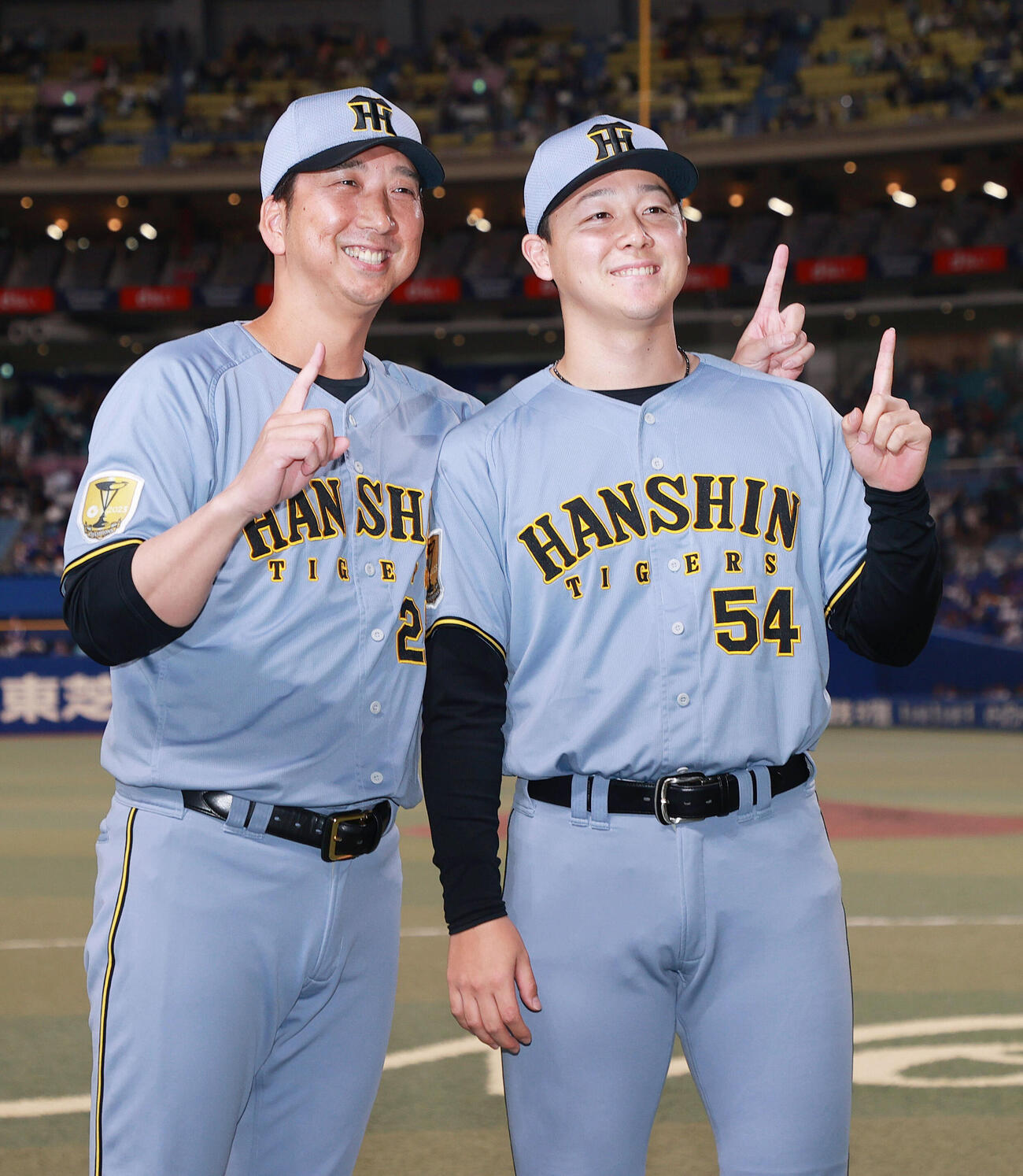 中日対阪神　プロ初勝利の阪神木下里都（右）は藤川球児監督の祝福に笑顔を見せる（撮影・上山淳一）