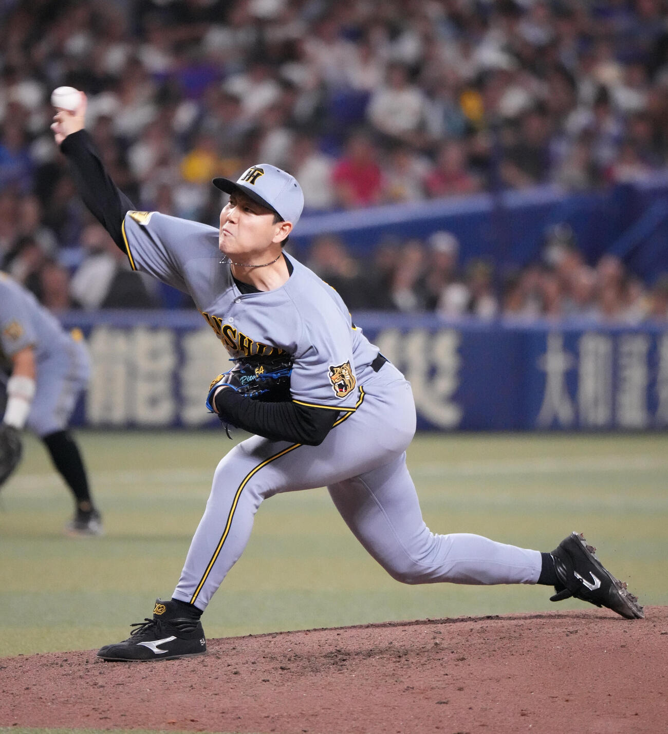 中日対阪神　6回裏、阪神2番手で登板する木下里都（撮影・森本幸一）
