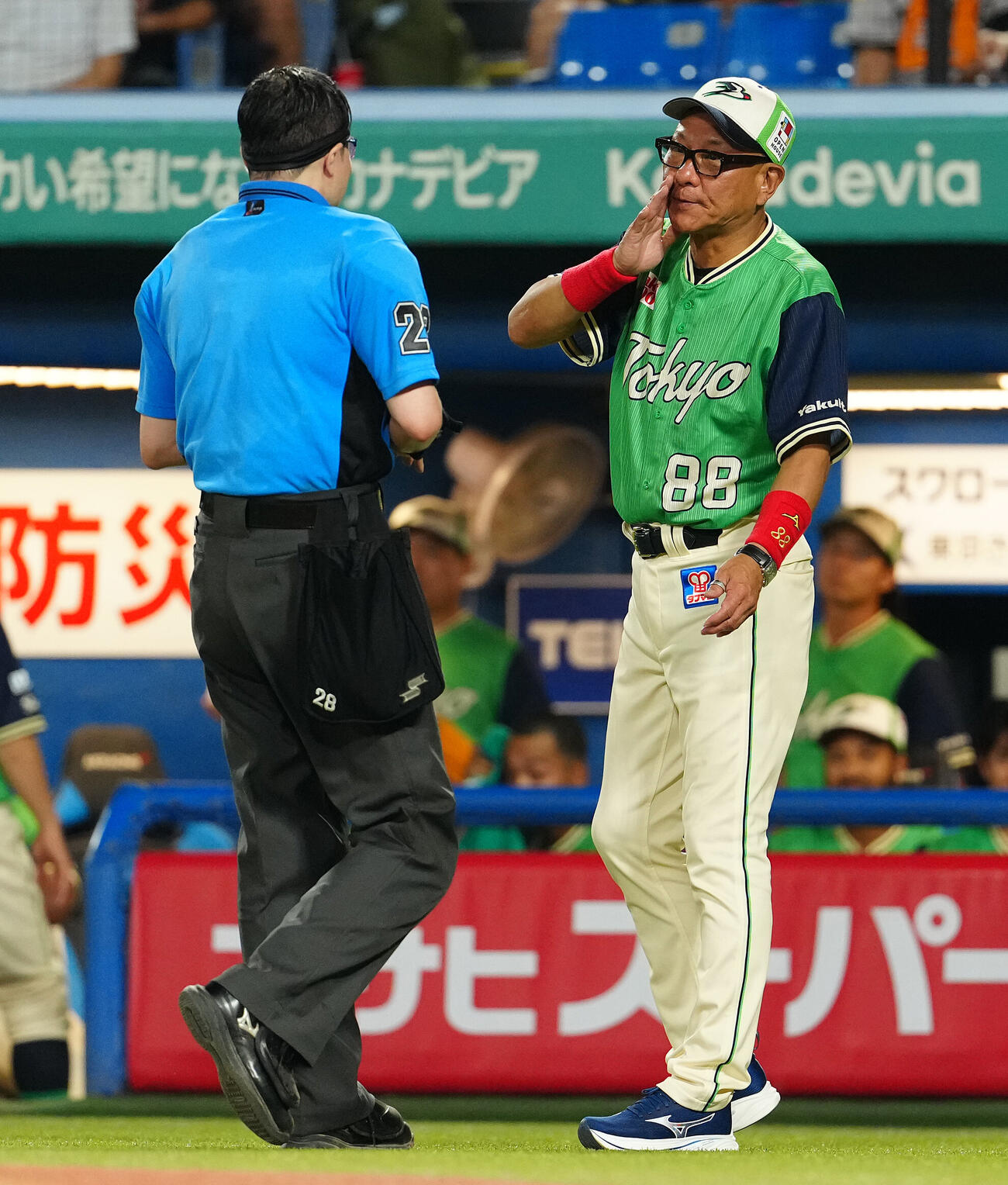 ヤクルト対巨人　9回表の選手交代を告げるヤクルト池山隆寛監督（撮影・鈴木みどり）