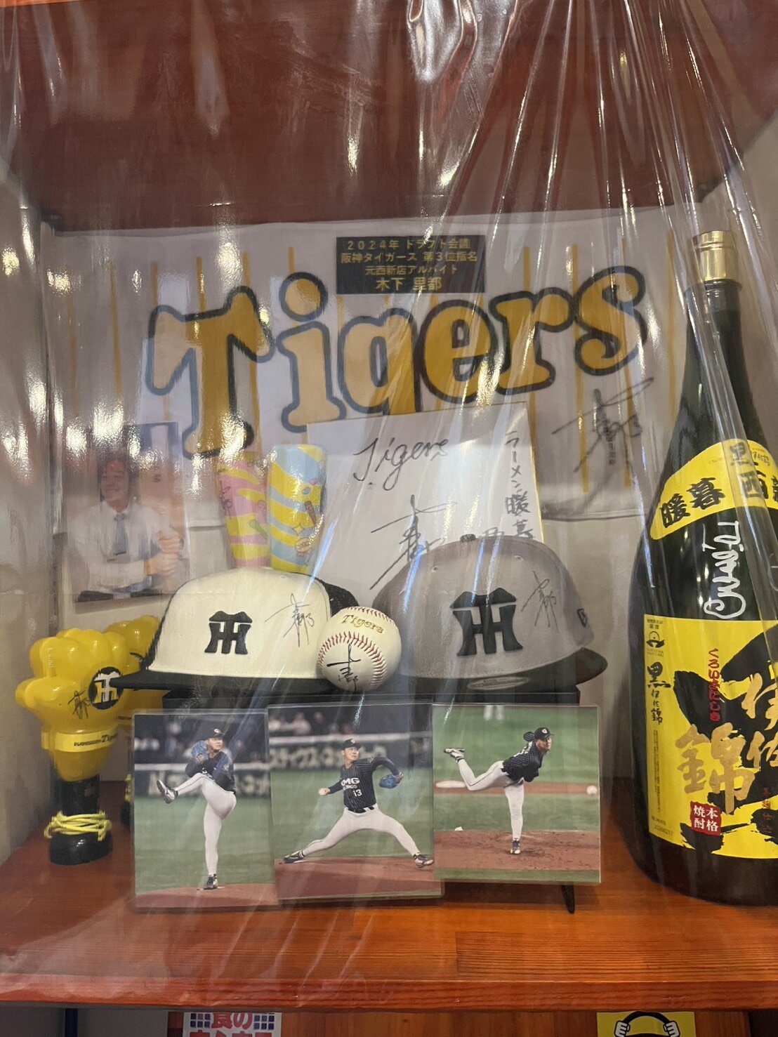 阪神木下が福岡大時代にアルバイトしていた「ラーメン暖暮　西新店」には現在も木下グッズが飾られる（撮影・村松万里子）