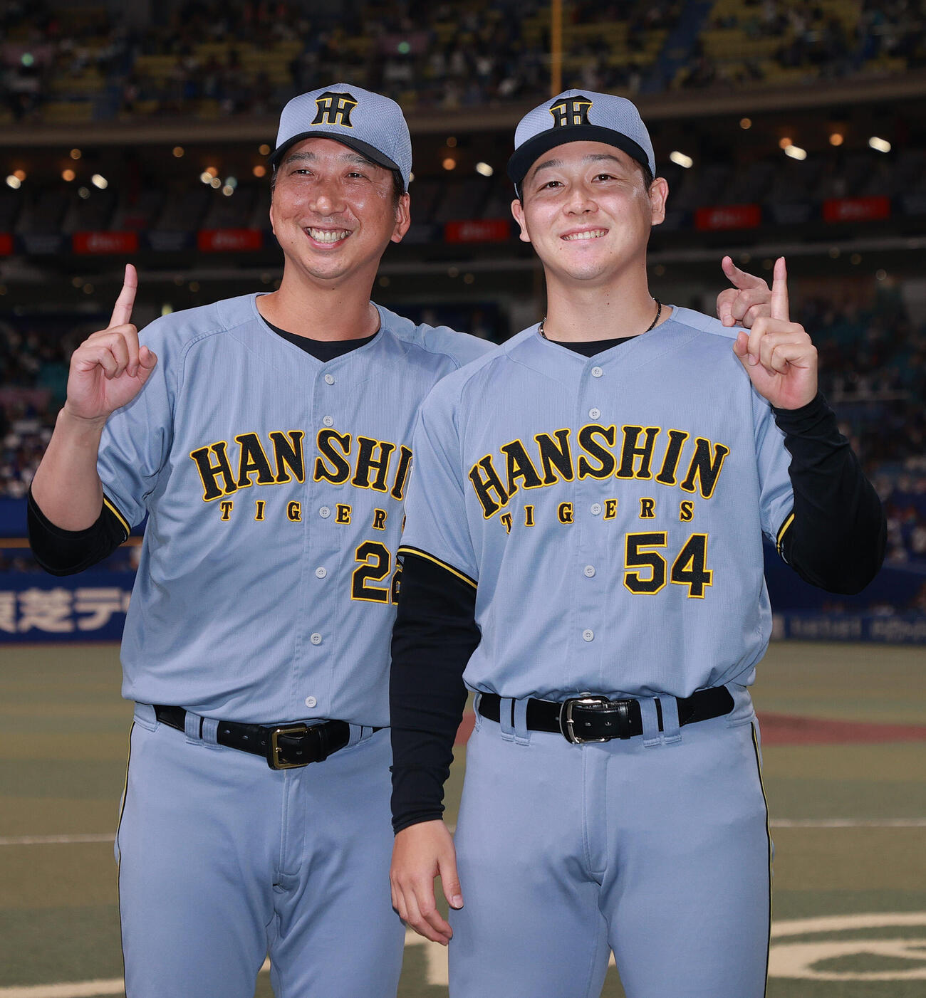 中日対阪神　プロ初勝利の阪神木下里都（右）は藤川球児監督の祝福に笑顔を見せる（撮影・上山淳一）