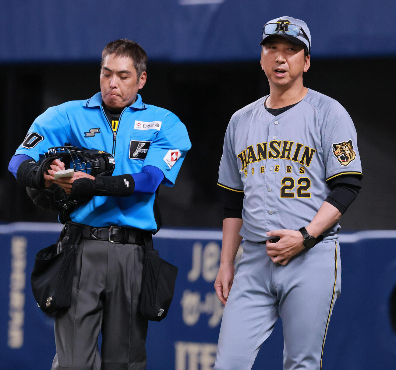 中日対阪神　7回表を終え、阪神藤川球児監督（左）は球審に交代を告げる（撮影・上山淳一）