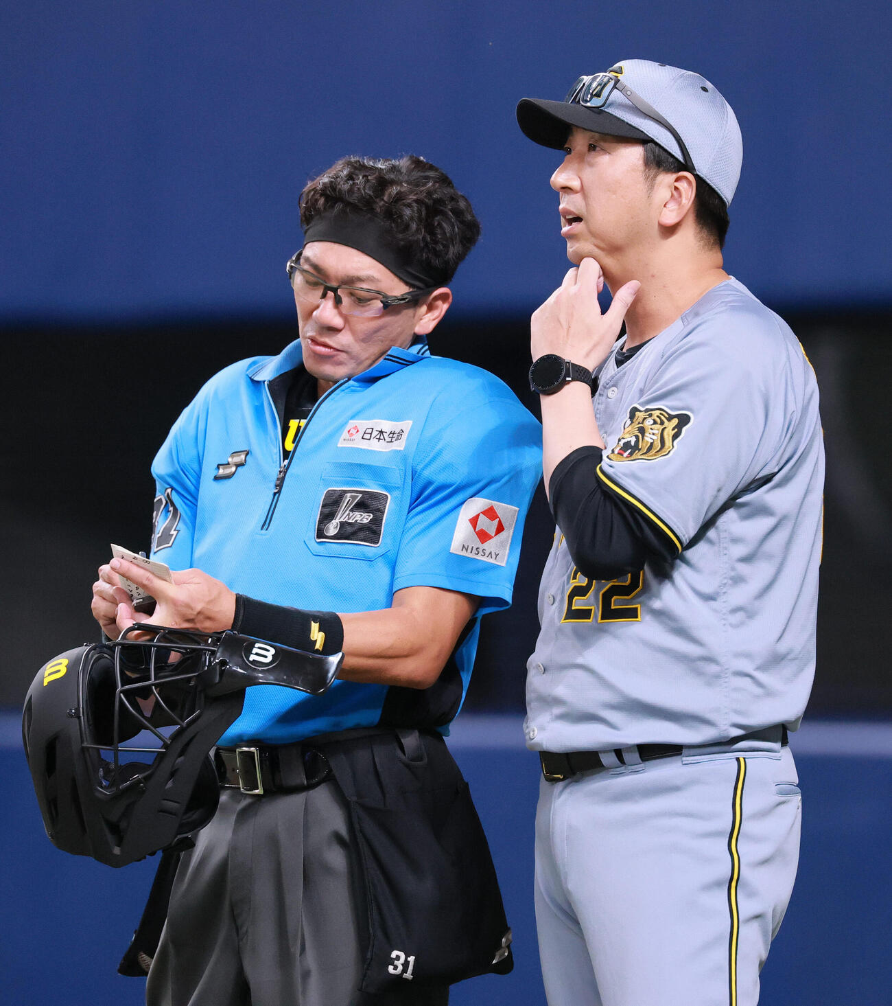 中日対阪神　8回表を終え、阪神藤川球児監督（右）は球審に交代を告げる（撮影・上山淳一）