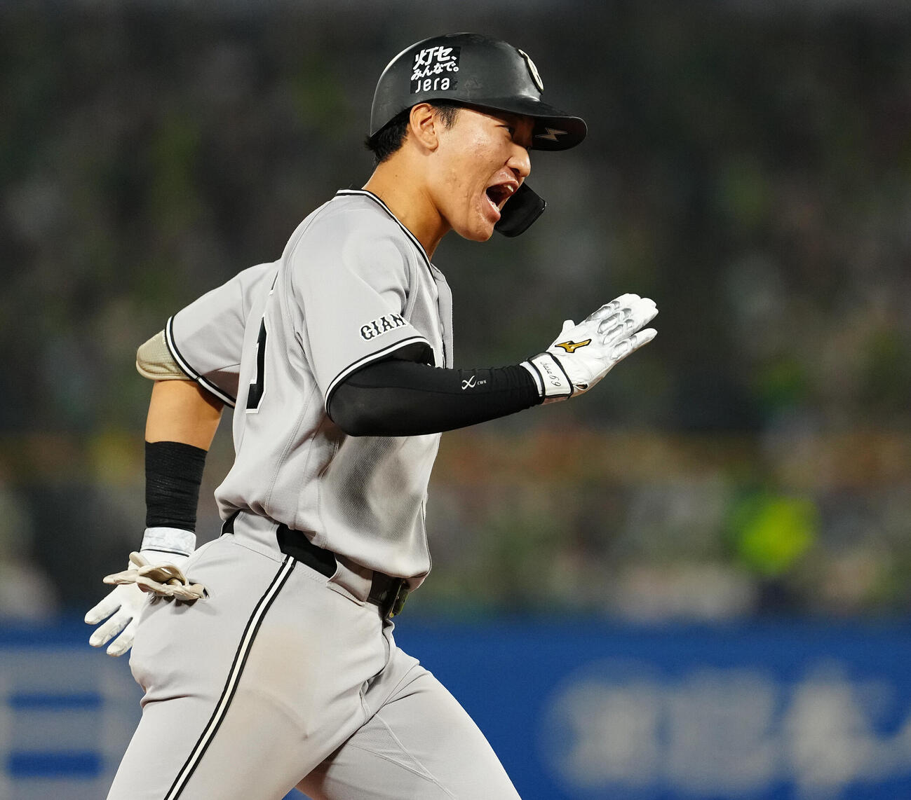 ヤクルト対巨人　7回表巨人2死一塁、2点本塁打を放った笹原操希は笑顔でダイヤモンドをまわる（撮影・鈴木みどり）