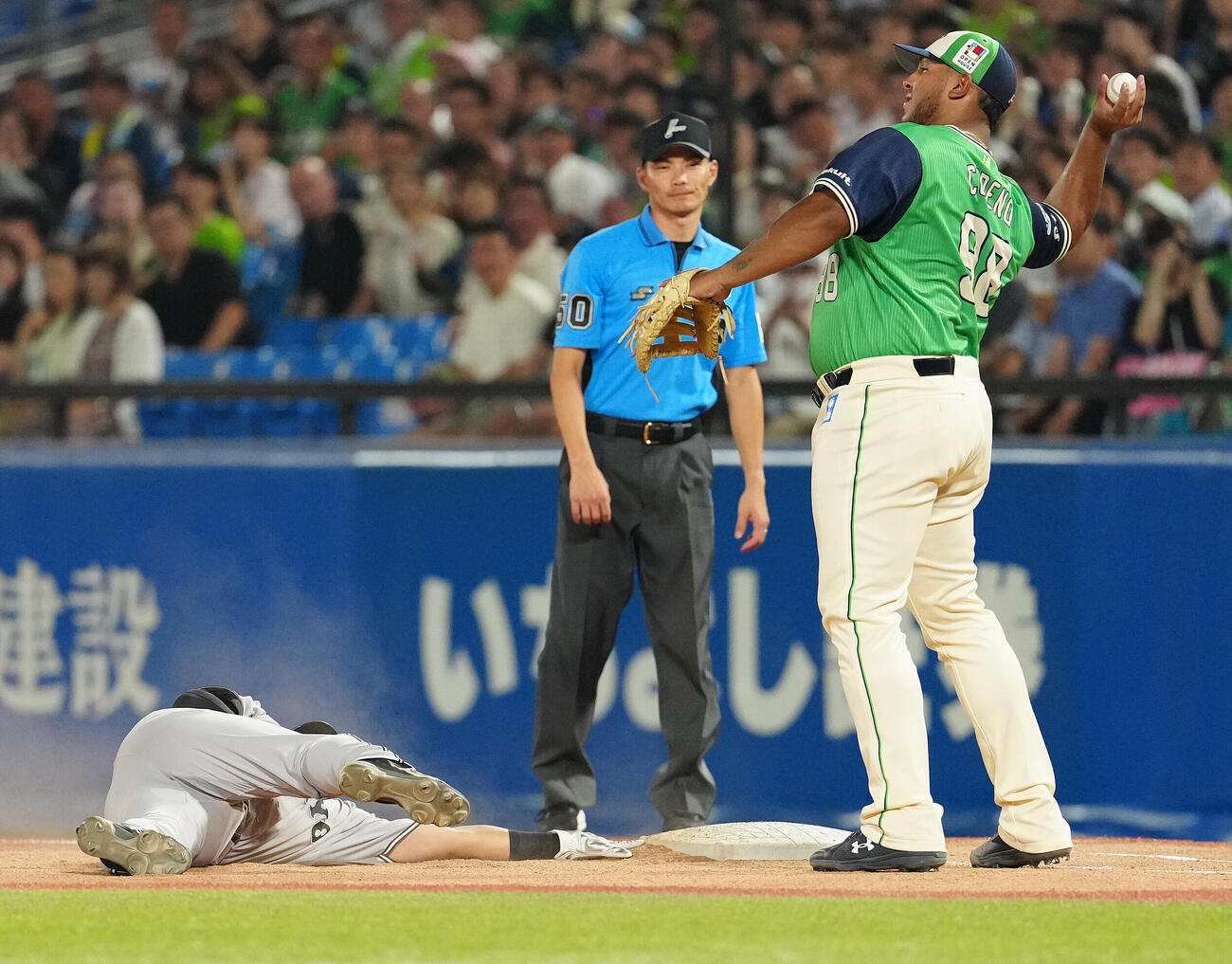 ヤクルト対巨人　5回表巨人1死一塁、打者佐々木俊輔の時、けん制でアウトとなった一塁走者笹原操希。一塁手レアンドロ・セデーニョ（撮影・鈴木みどり）
