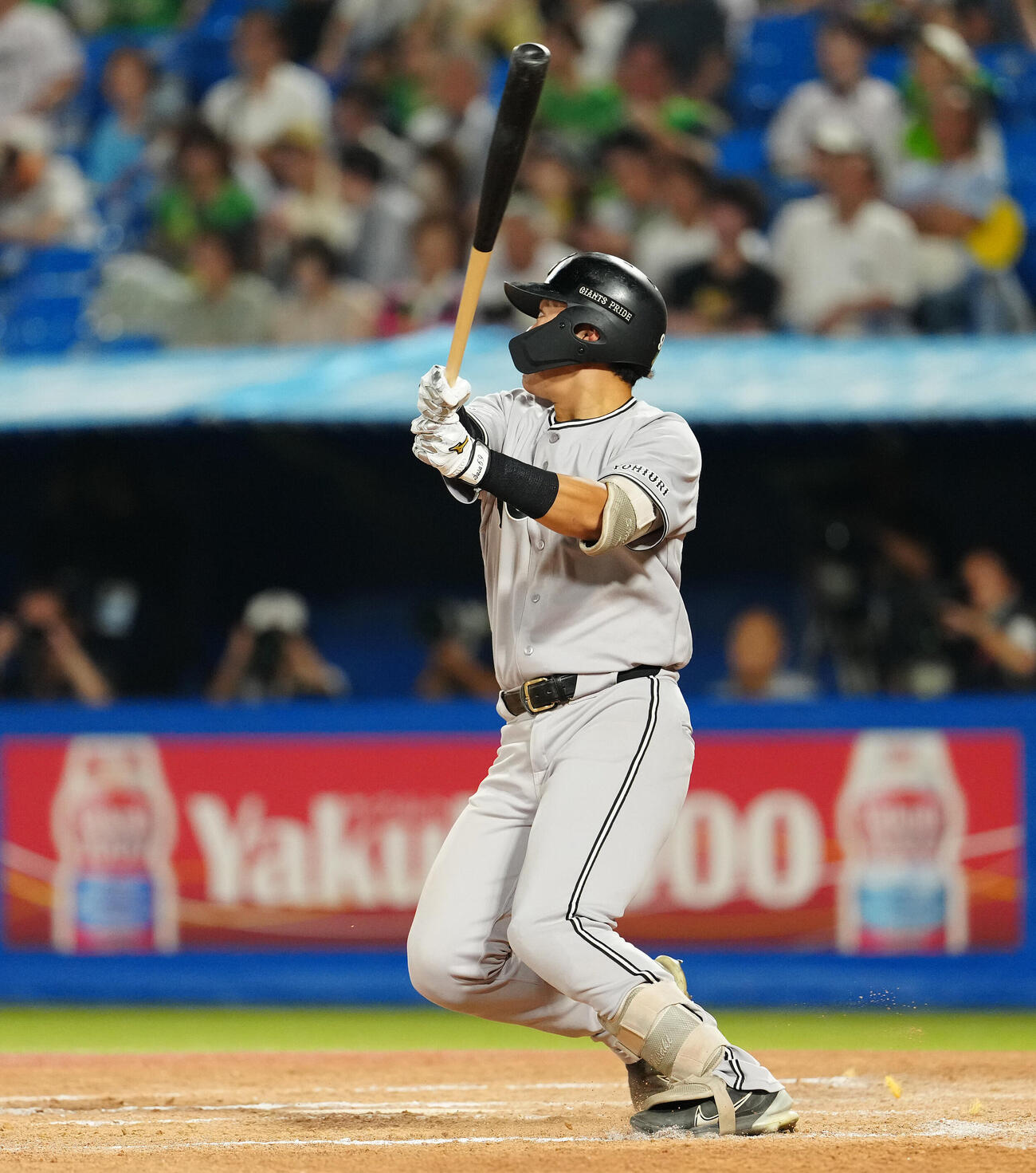ヤクルト対巨人　7回表巨人2死一塁、2点本塁打を放つ笹原操希（撮影・鈴木みどり）