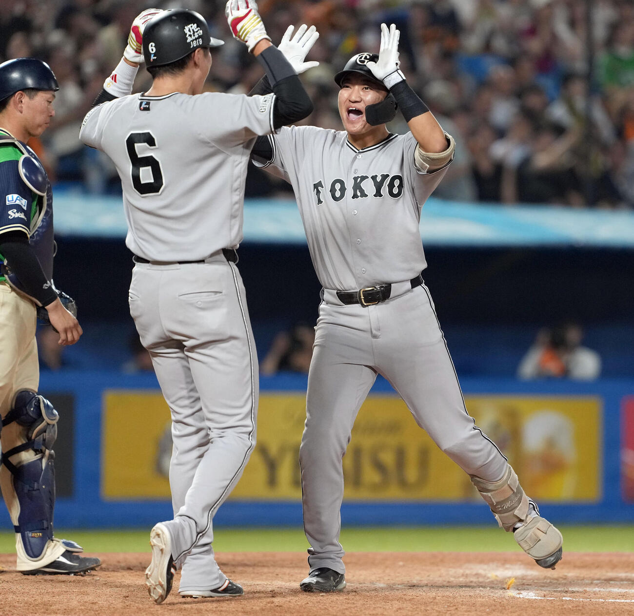 ヤクルト対巨人　7回表巨人2死一塁、2点本塁打を放ち生還した笹原操希は最高の笑顔で坂本勇人とハイタッチ（撮影・たえ見朱実）