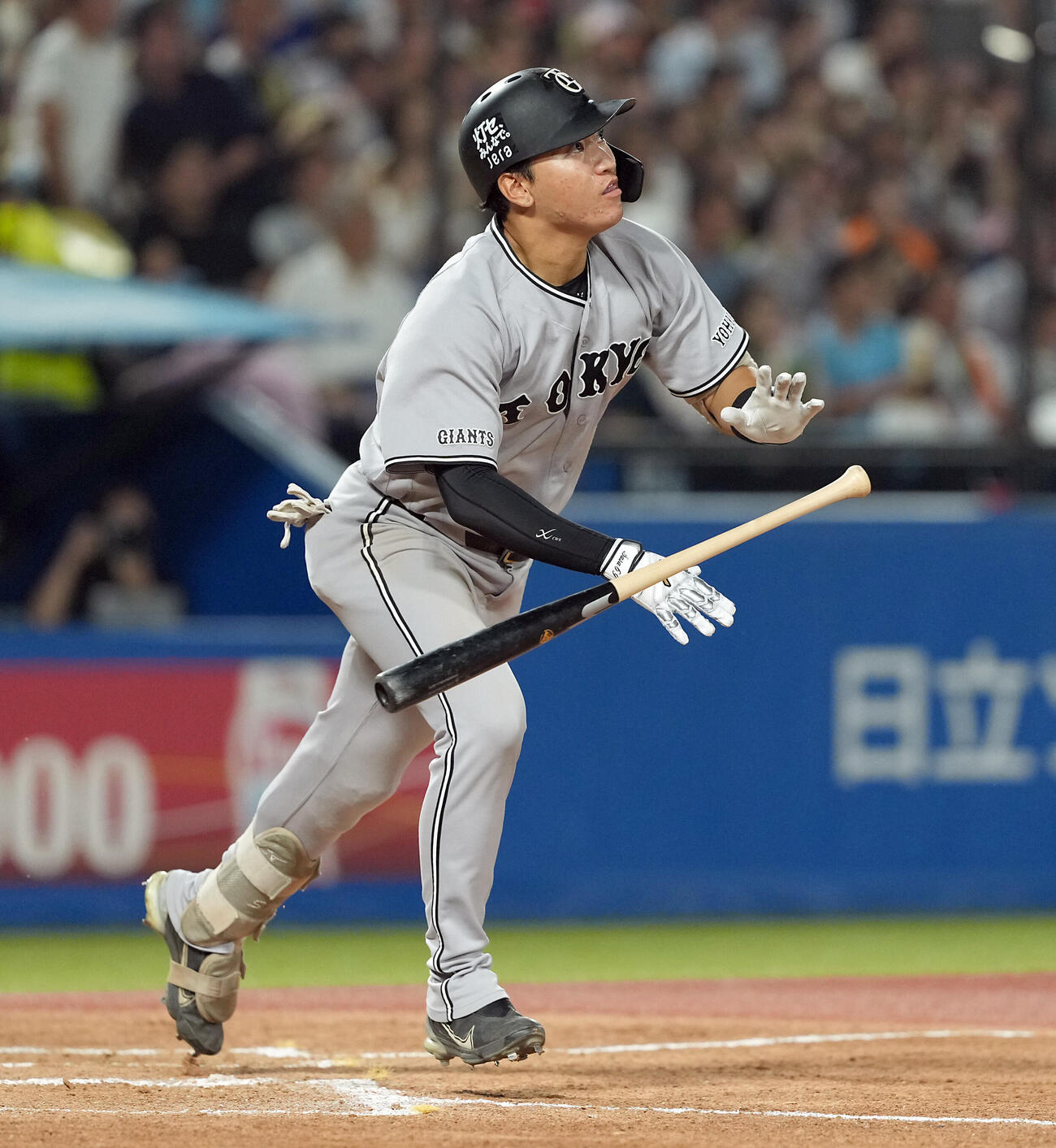 ヤクルト対巨人　7回表巨人2死一塁、右越えに2点本塁打を放つ笹原操希（撮影・たえ見朱実）